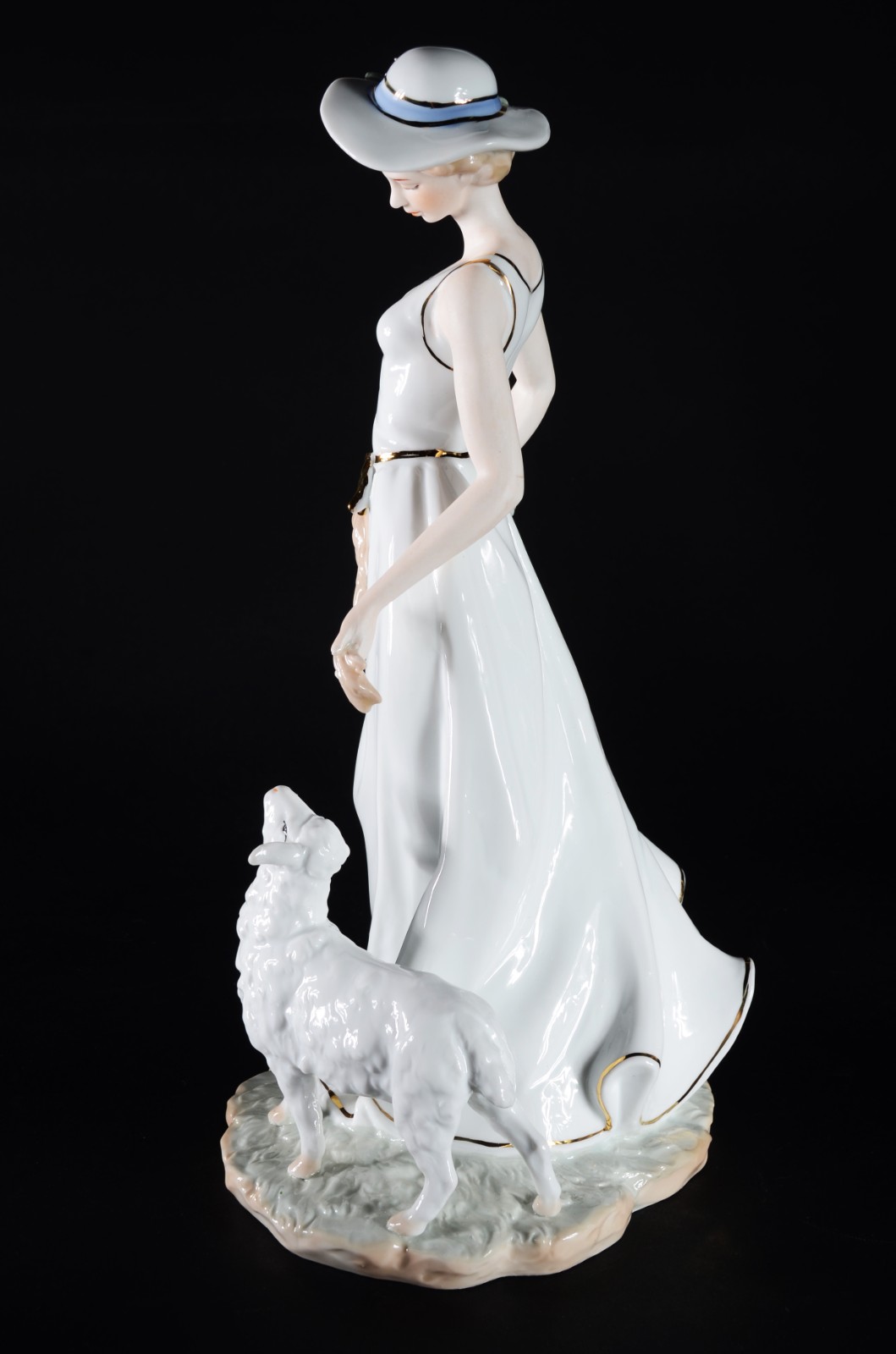 Estatueta de porcelana representando dama com ovelha. - foto 8 de 8