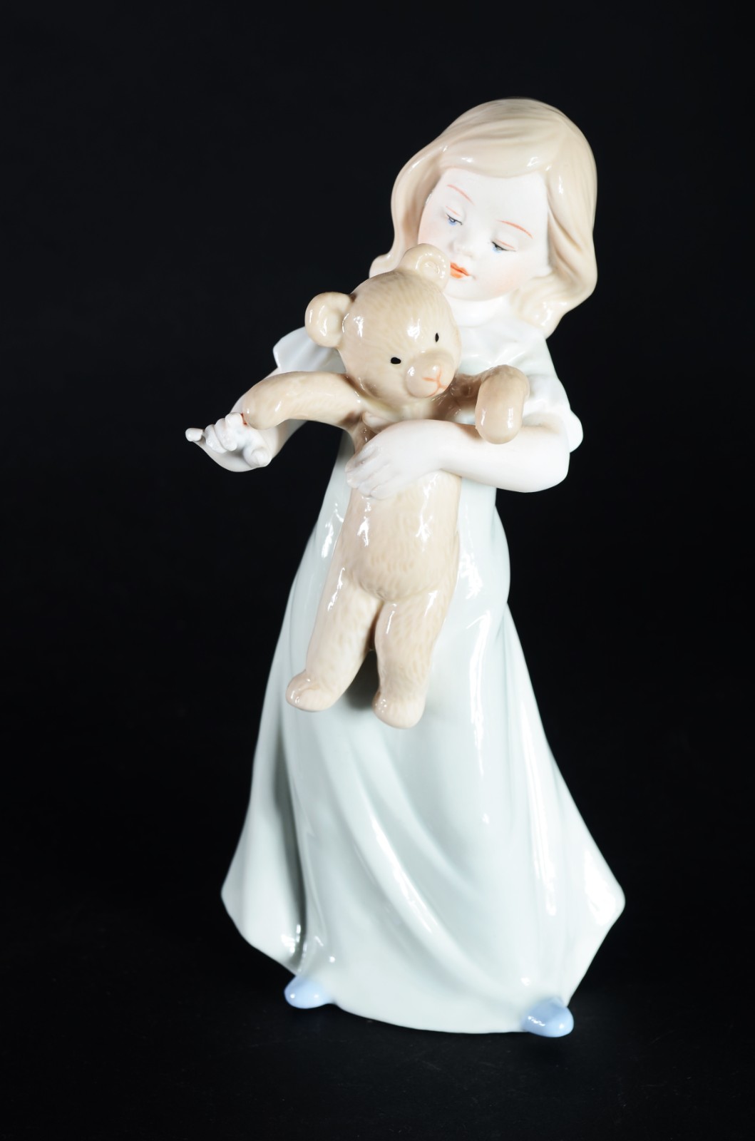 Estatueta de porcelana policromada representando menina com urso. - foto 1 de 6