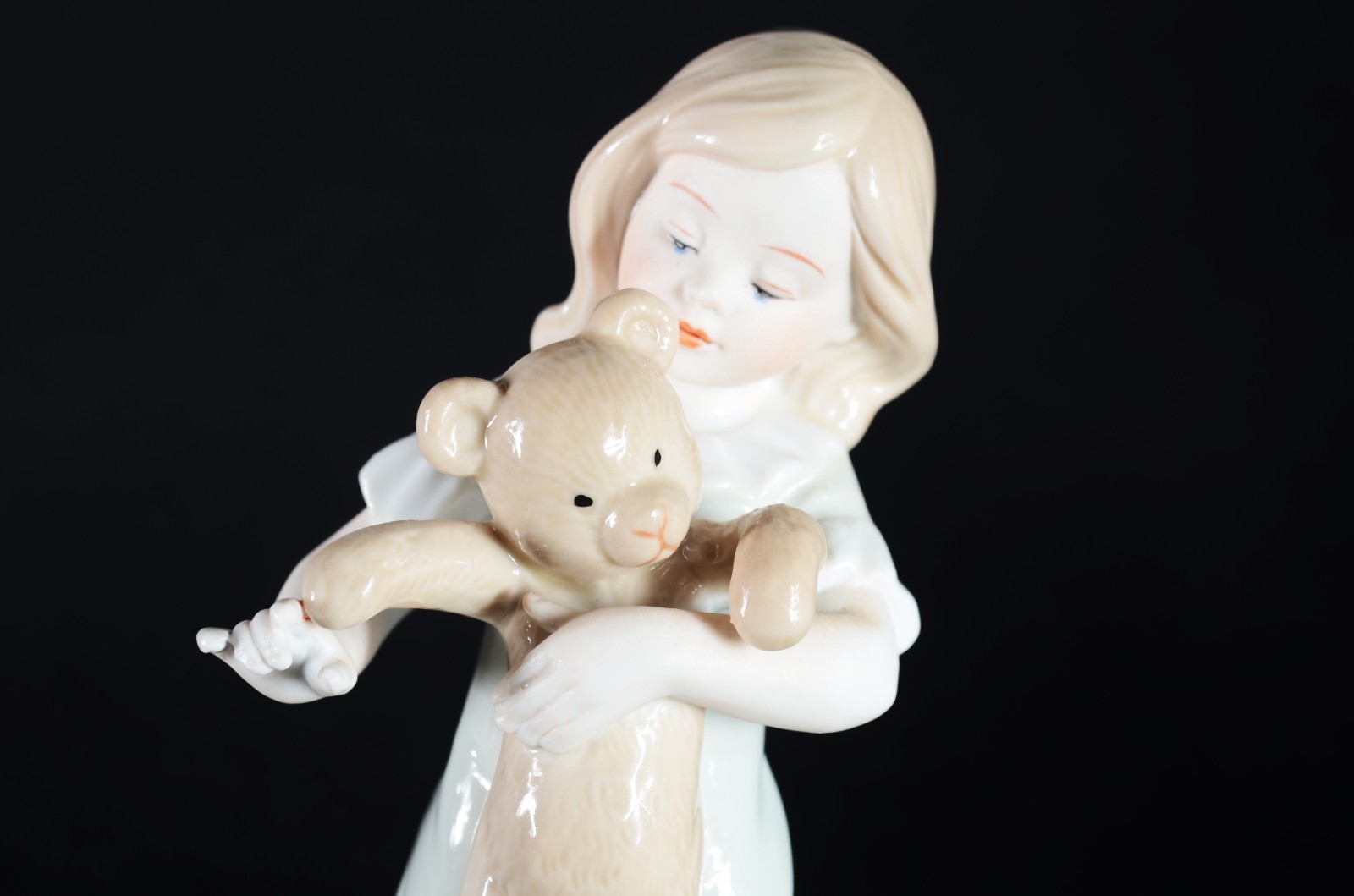 Estatueta de porcelana policromada representando menina com urso. - foto 2 de 6