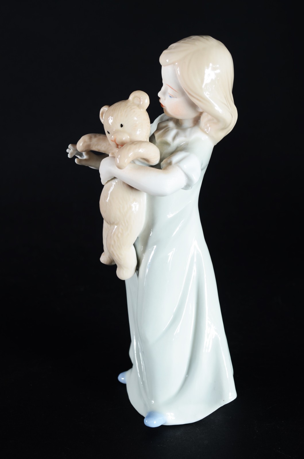 Estatueta de porcelana policromada representando menina com urso. - foto 3 de 6