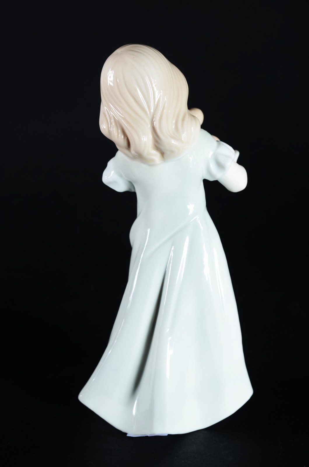 Estatueta de porcelana policromada representando menina com urso. - foto 4 de 6