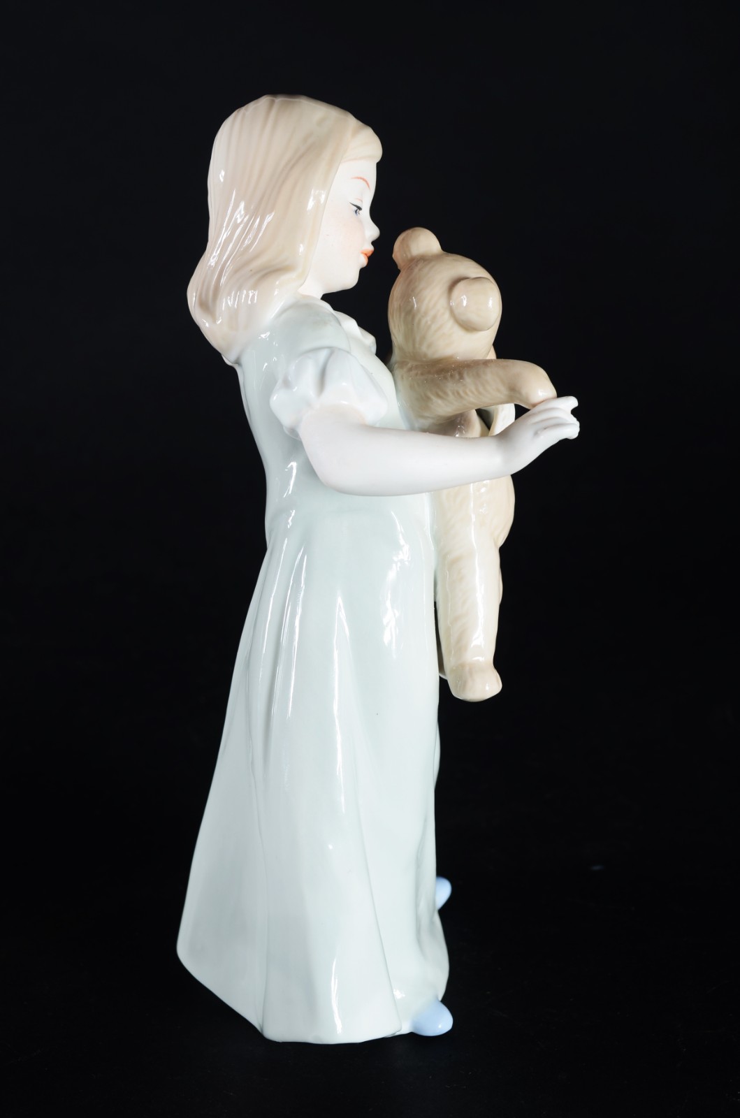 Estatueta de porcelana policromada representando menina com urso. - foto 5 de 6