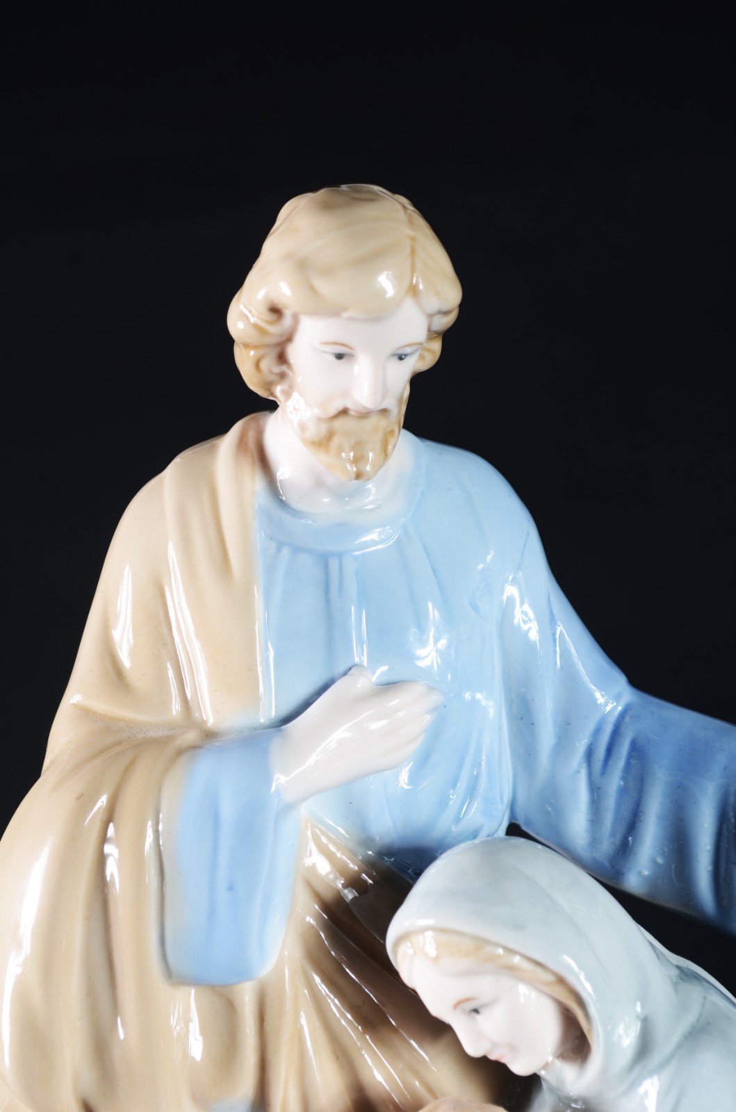 Estatueta de porcelana policromada representando Sagrada Família. - foto 2 de 8