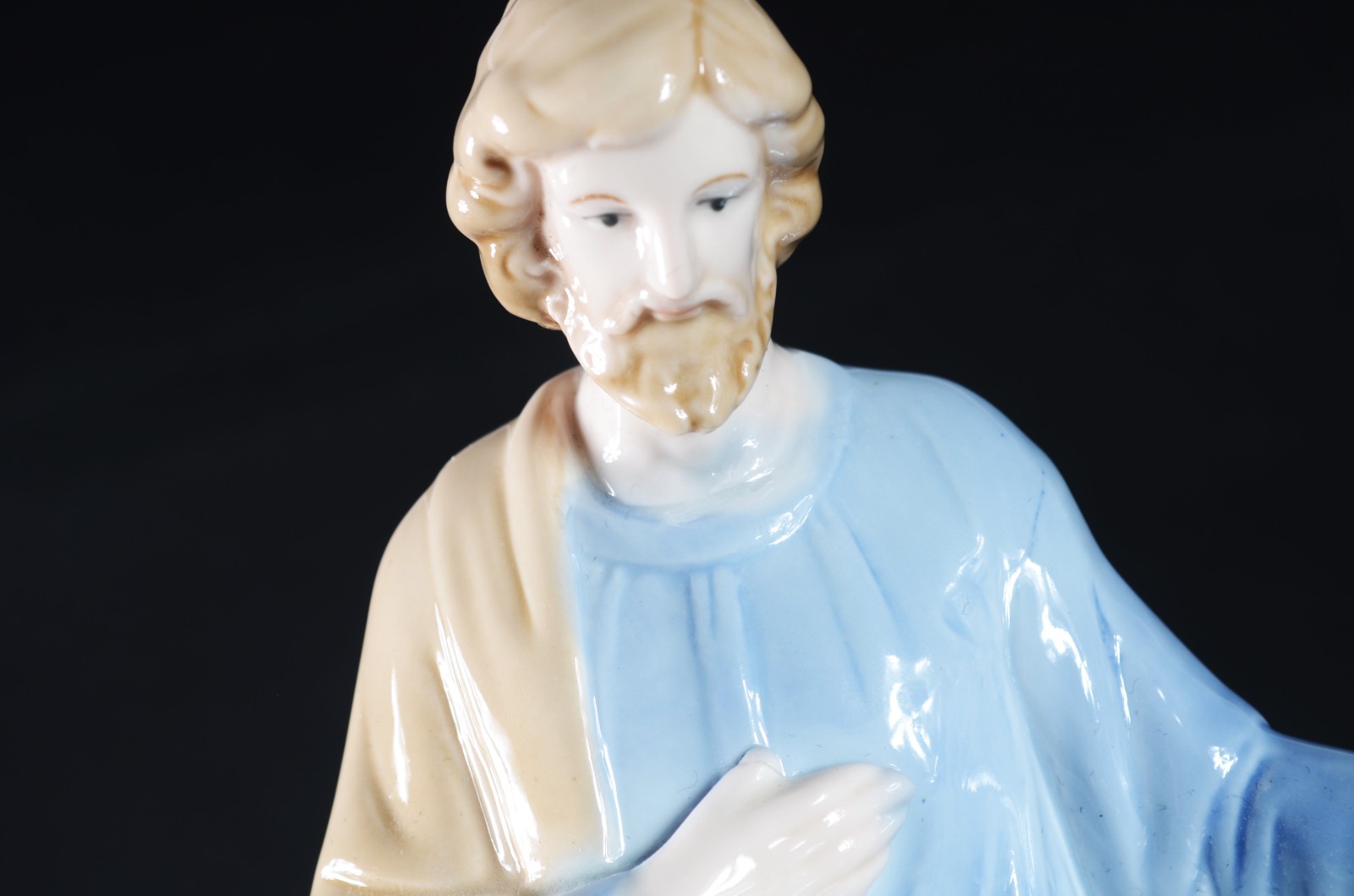 Estatueta de porcelana policromada representando Sagrada Família. - foto 3 de 8