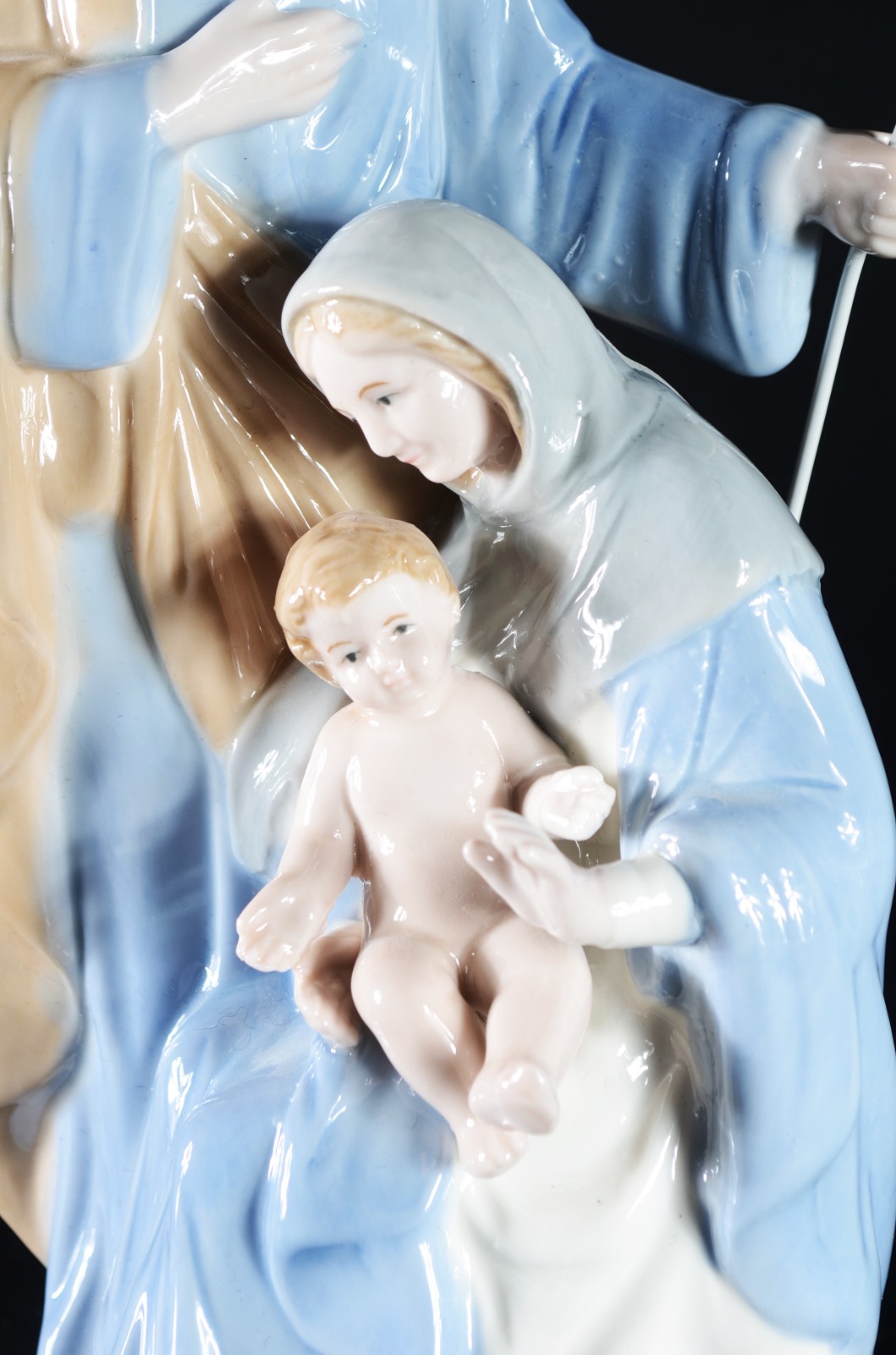 Estatueta de porcelana policromada representando Sagrada Família. - foto 4 de 8