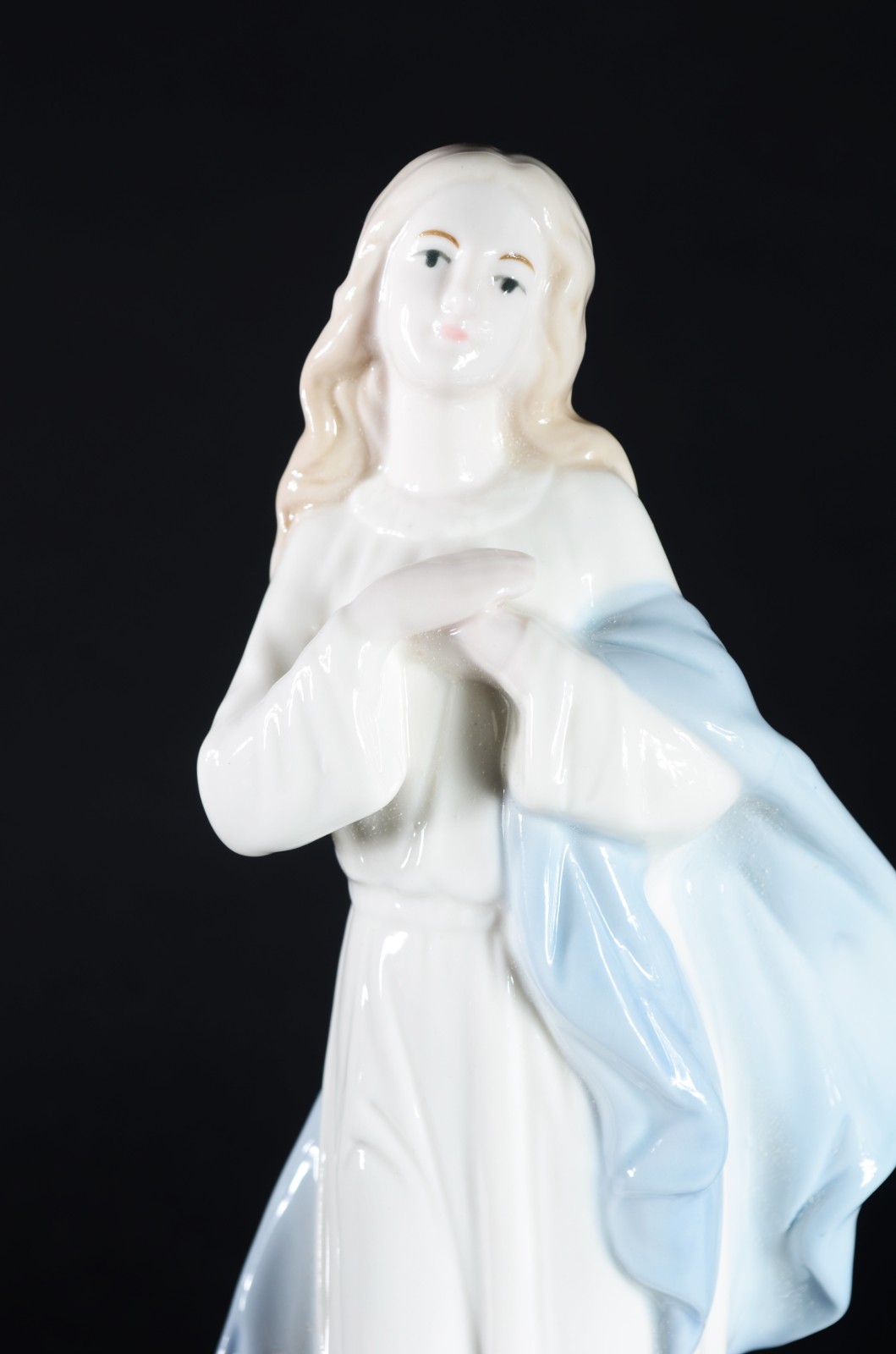 Estatueta de porcelana policromada representando Nossa Senhora. - foto 2 de 7