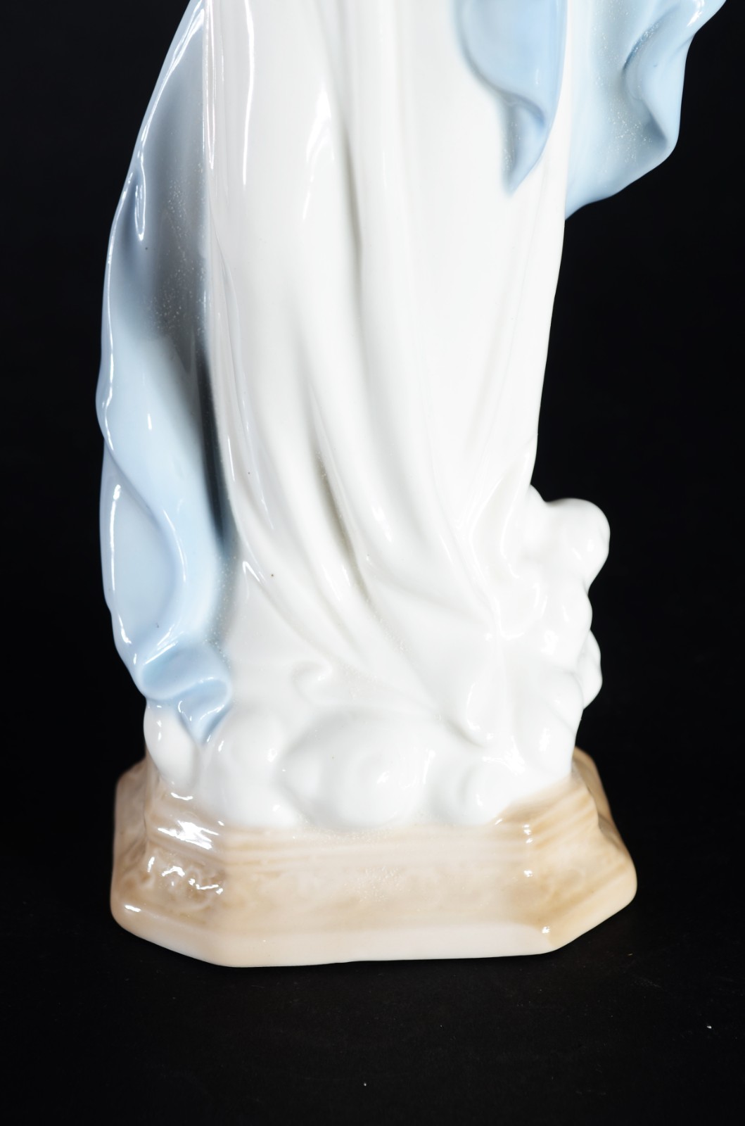 Estatueta de porcelana policromada representando Nossa Senhora. - foto 3 de 7