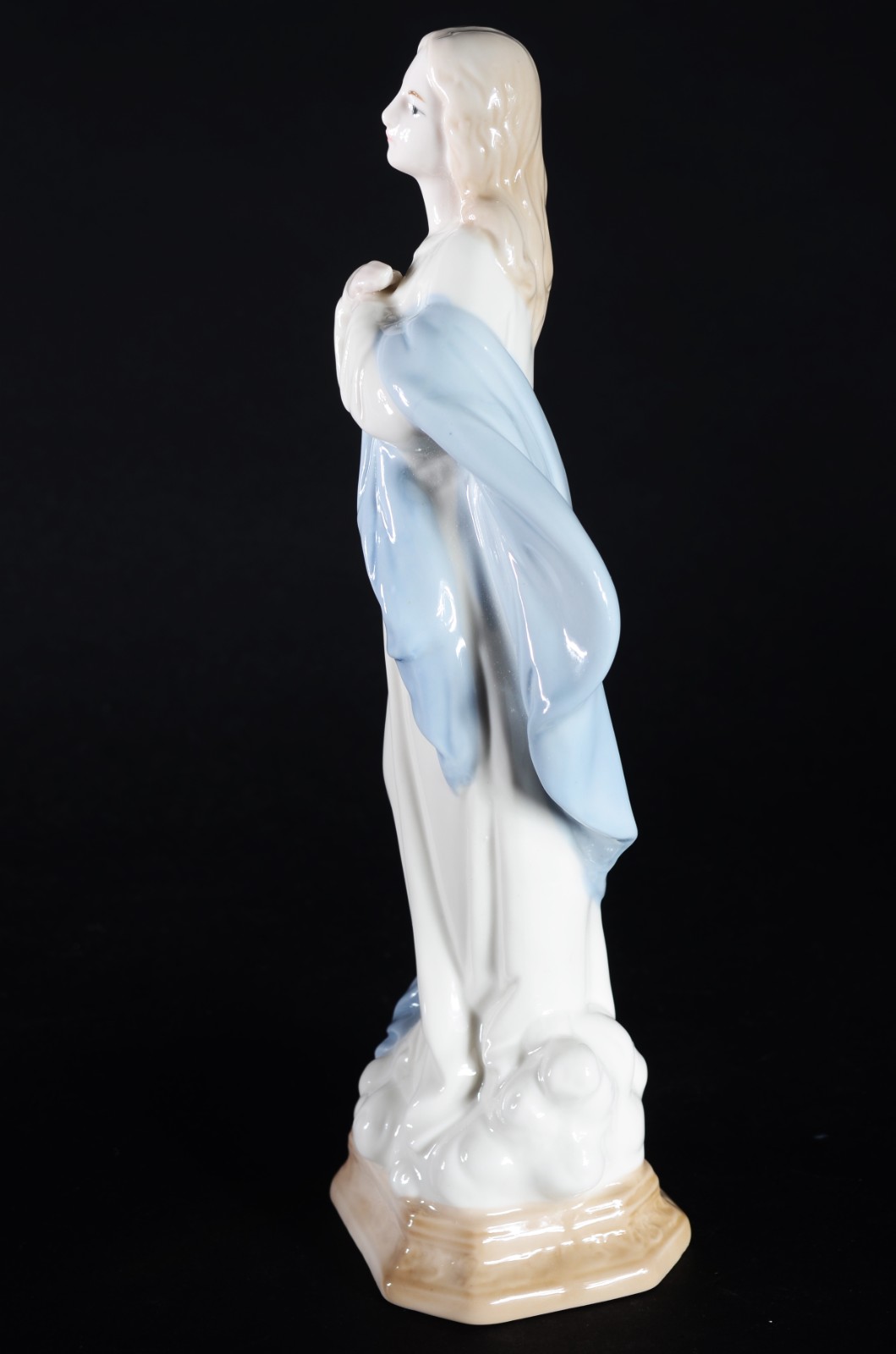 Estatueta de porcelana policromada representando Nossa Senhora. - foto 4 de 7