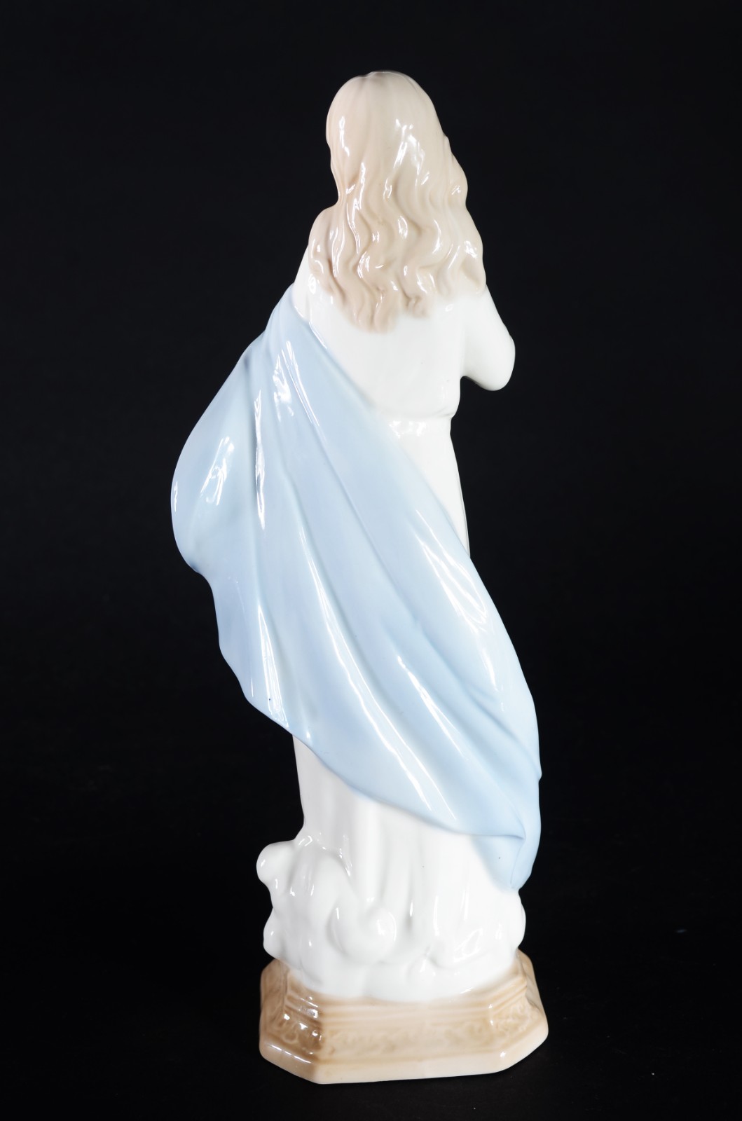 Estatueta de porcelana policromada representando Nossa Senhora. - foto 5 de 7