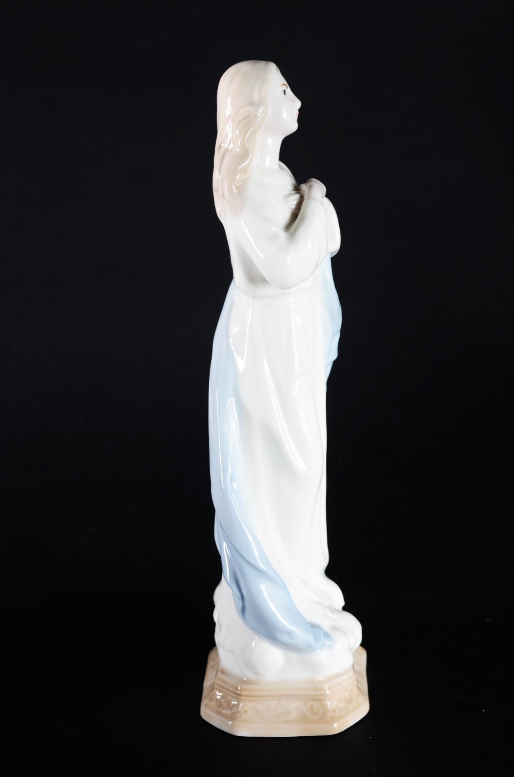 Estatueta de porcelana policromada representando Nossa Senhora. - foto 6 de 7