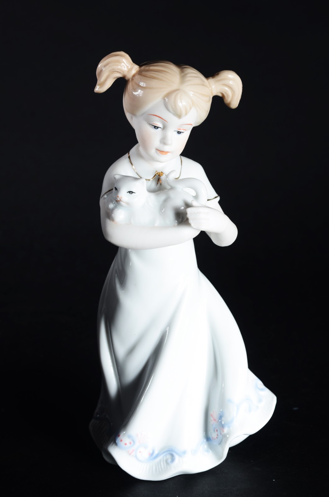 Estatueta de porcelana policromada representando menina com gato. - foto 1 de 6