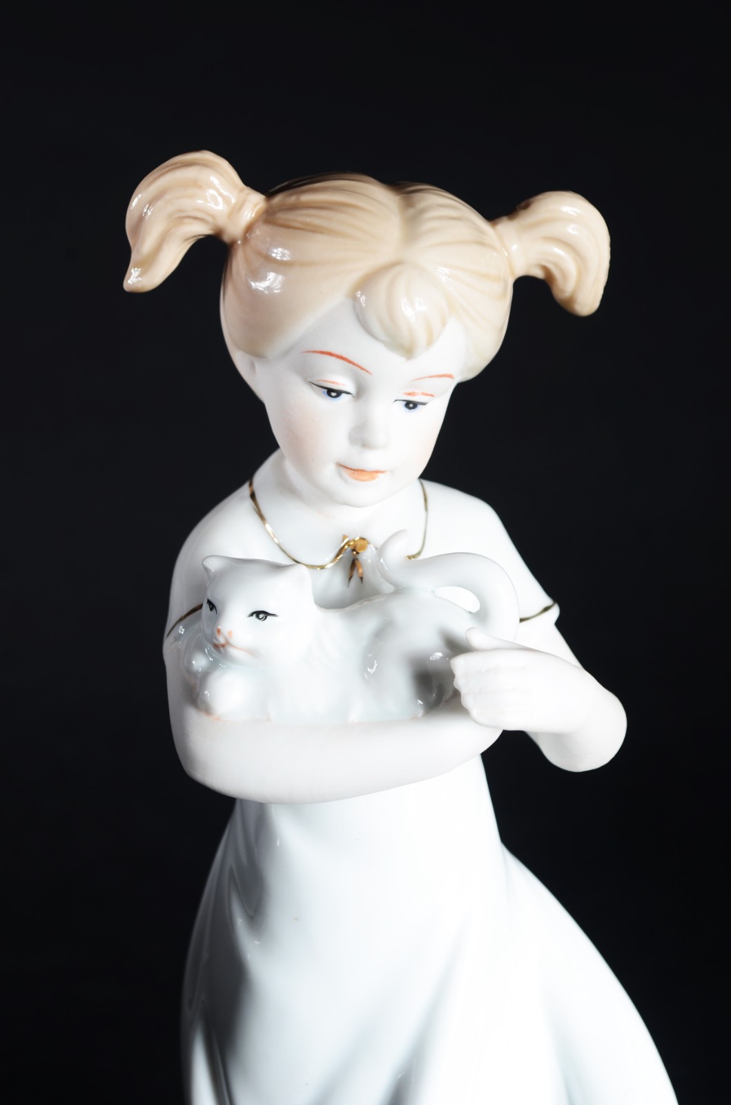 Estatueta de porcelana policromada representando menina com gato. - foto 2 de 6