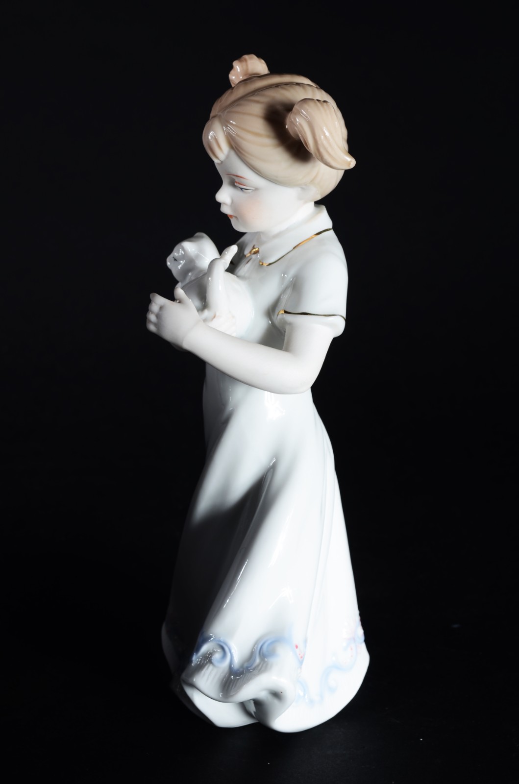 Estatueta de porcelana policromada representando menina com gato. - foto 3 de 6