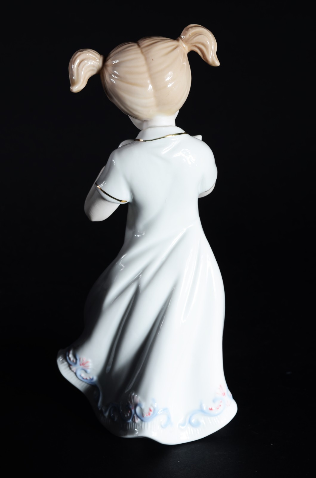 Estatueta de porcelana policromada representando menina com gato. - foto 4 de 6