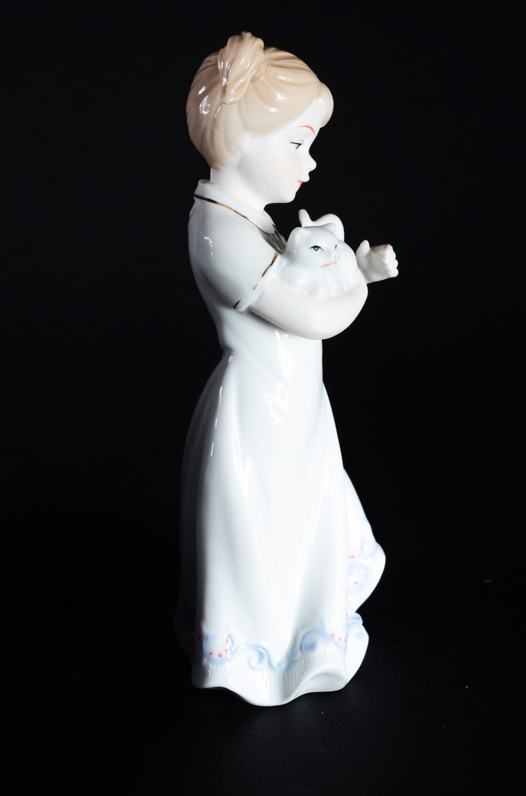 Estatueta de porcelana policromada representando menina com gato. - foto 5 de 6