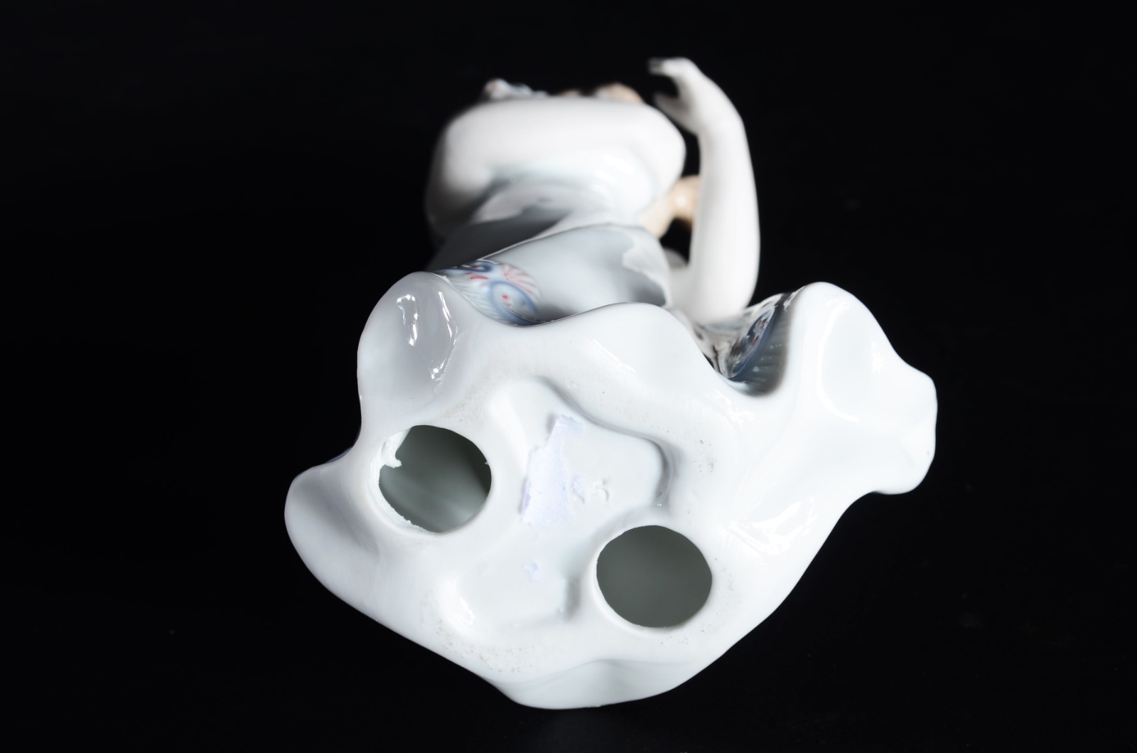 Estatueta de porcelana policromada representando menina com gato. - foto 6 de 6