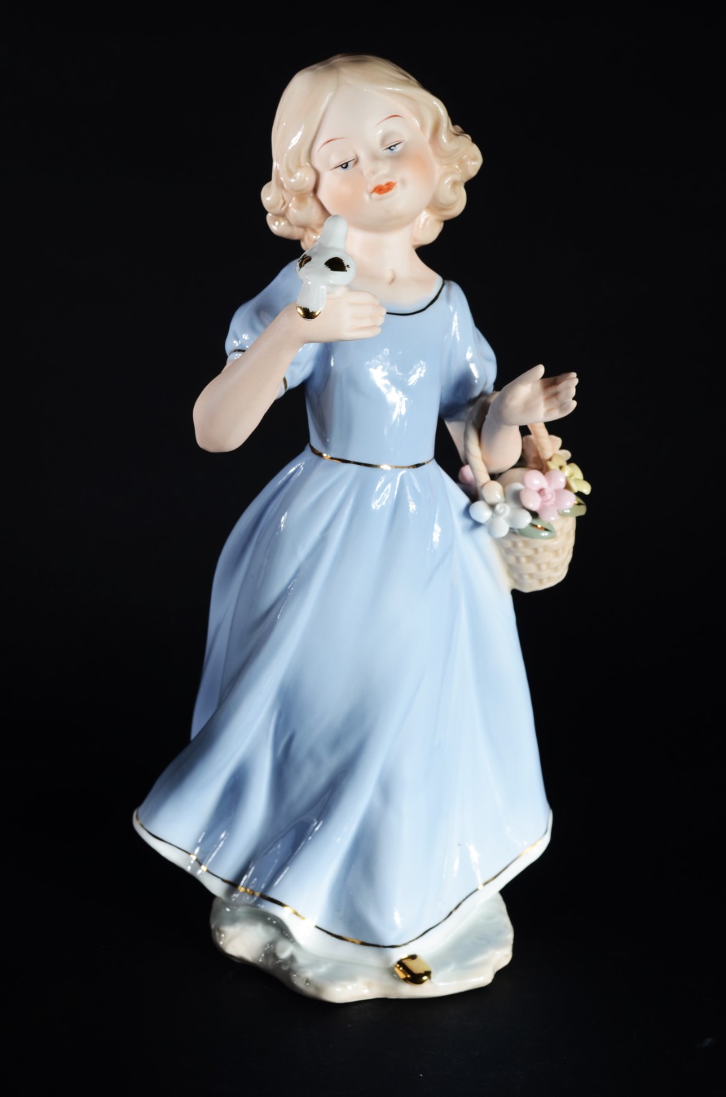 Estatueta de porcelana policromada representando menina com pomba. - foto 1 de 6