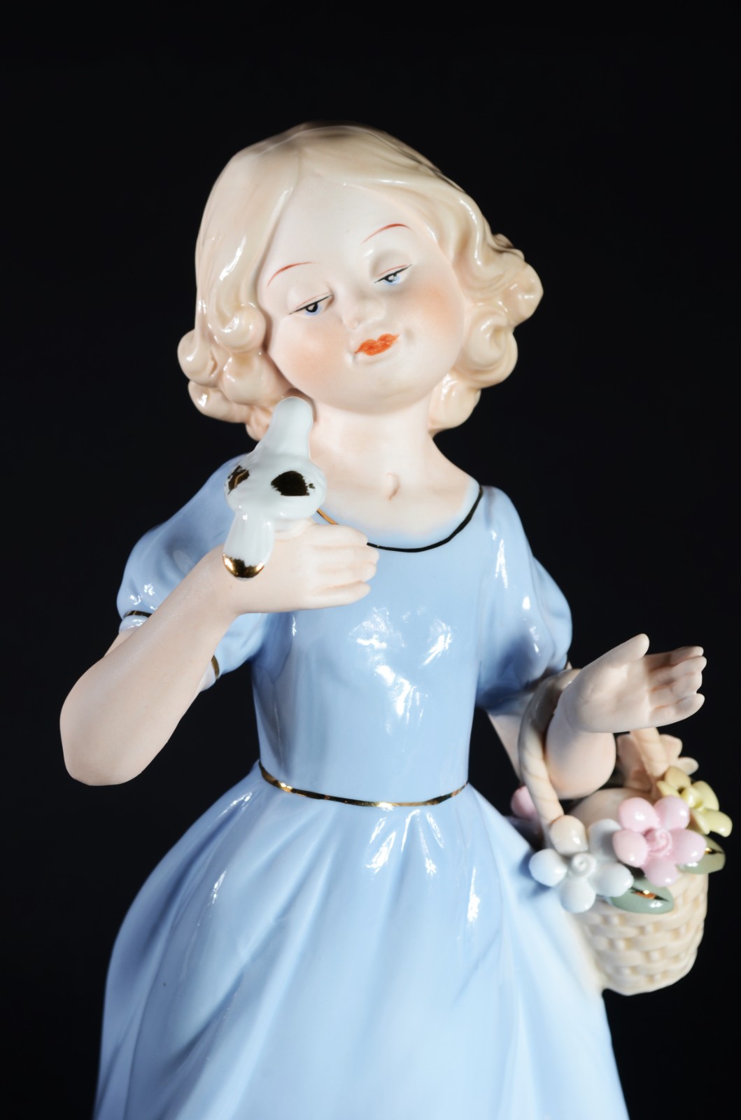 Estatueta de porcelana policromada representando menina com pomba. - foto 2 de 6
