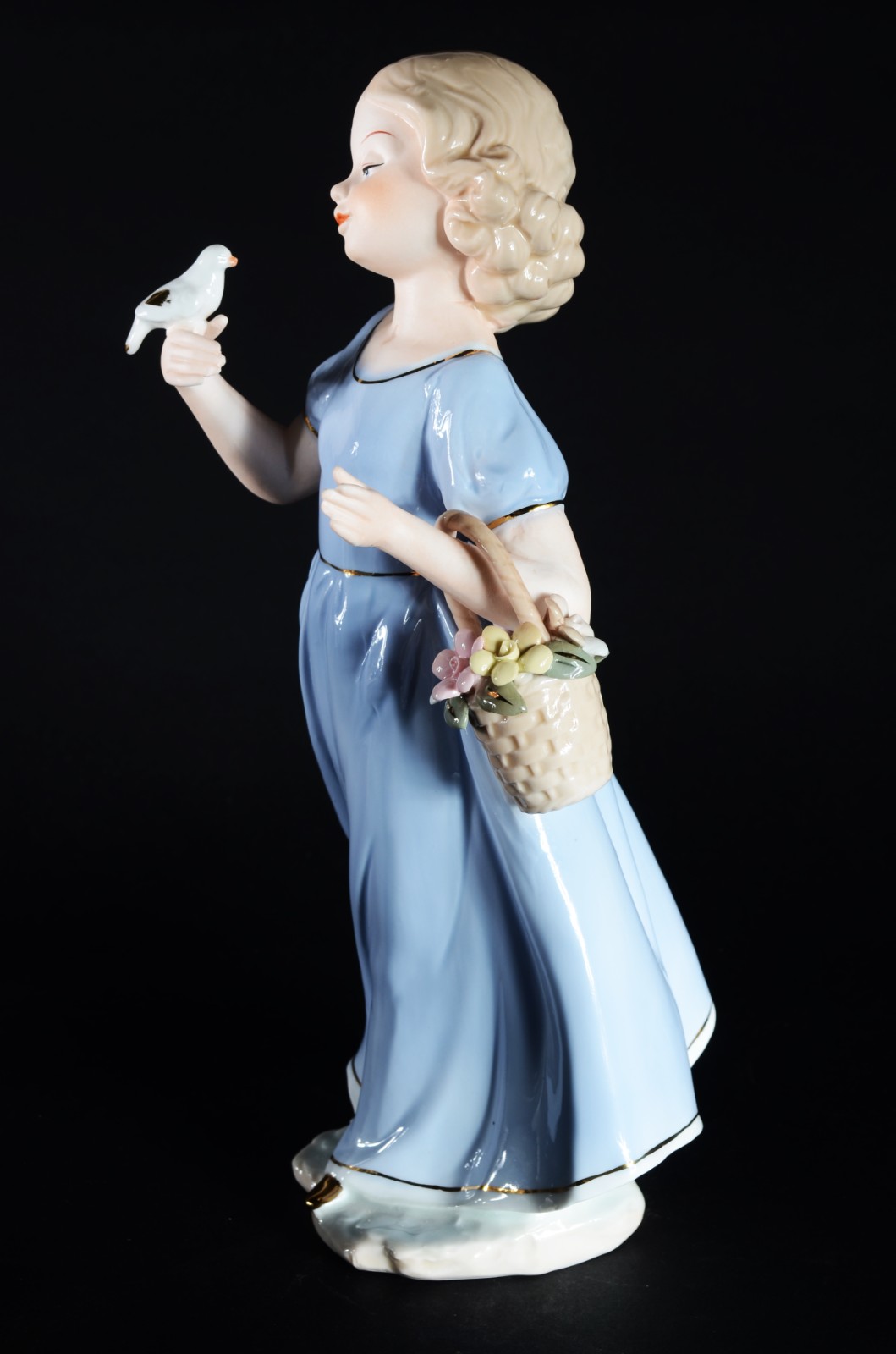 Estatueta de porcelana policromada representando menina com pomba. - foto 3 de 6