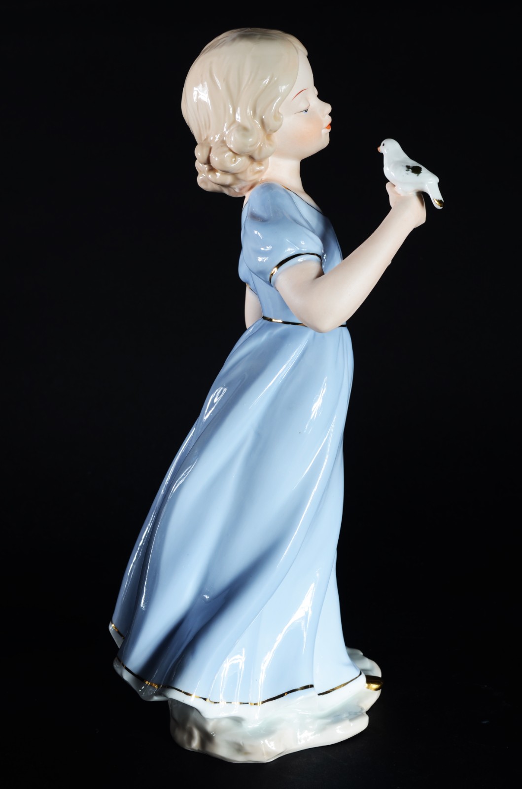 Estatueta de porcelana policromada representando menina com pomba. - foto 4 de 6