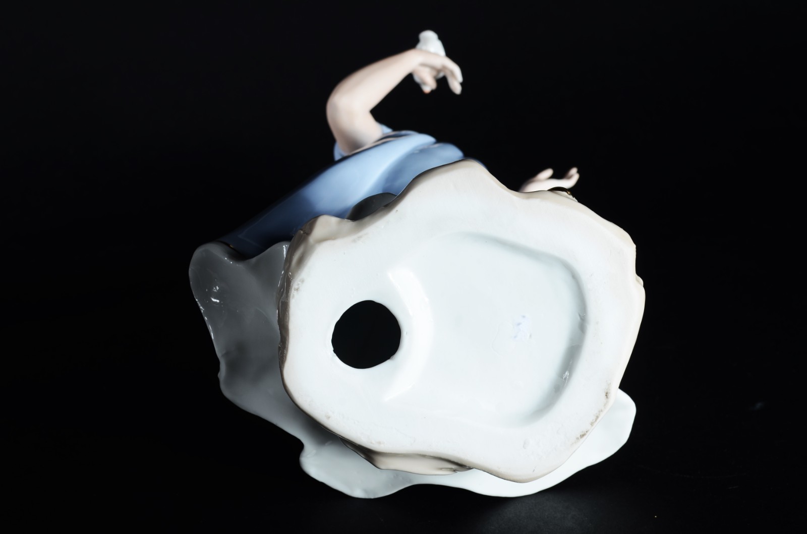 Estatueta de porcelana policromada representando menina com pomba. - foto 5 de 6