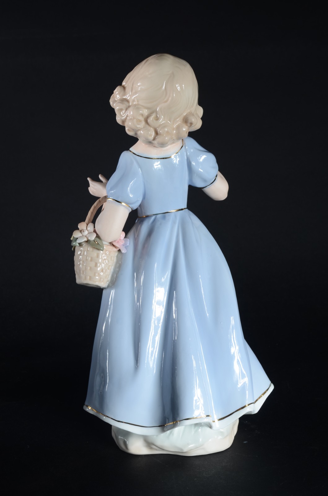 Estatueta de porcelana policromada representando menina com pomba. - foto 6 de 6