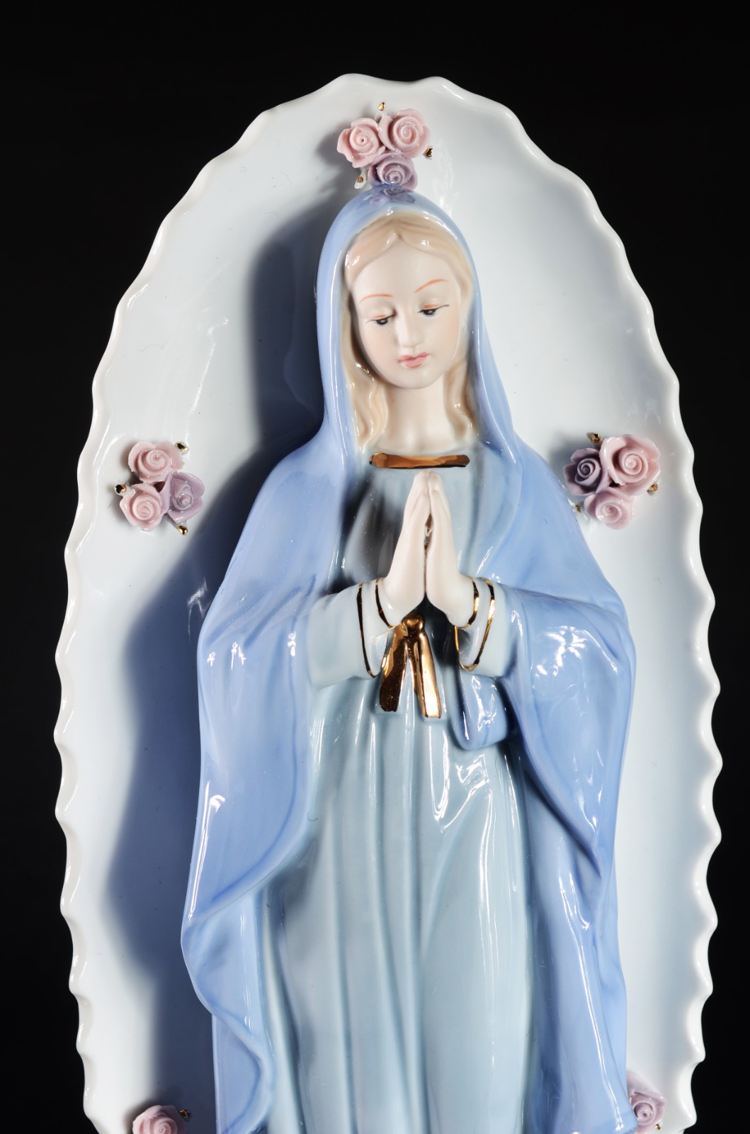 Estatueta de porcelana policromada representando Nossa Senhora com... - foto 2 de 7