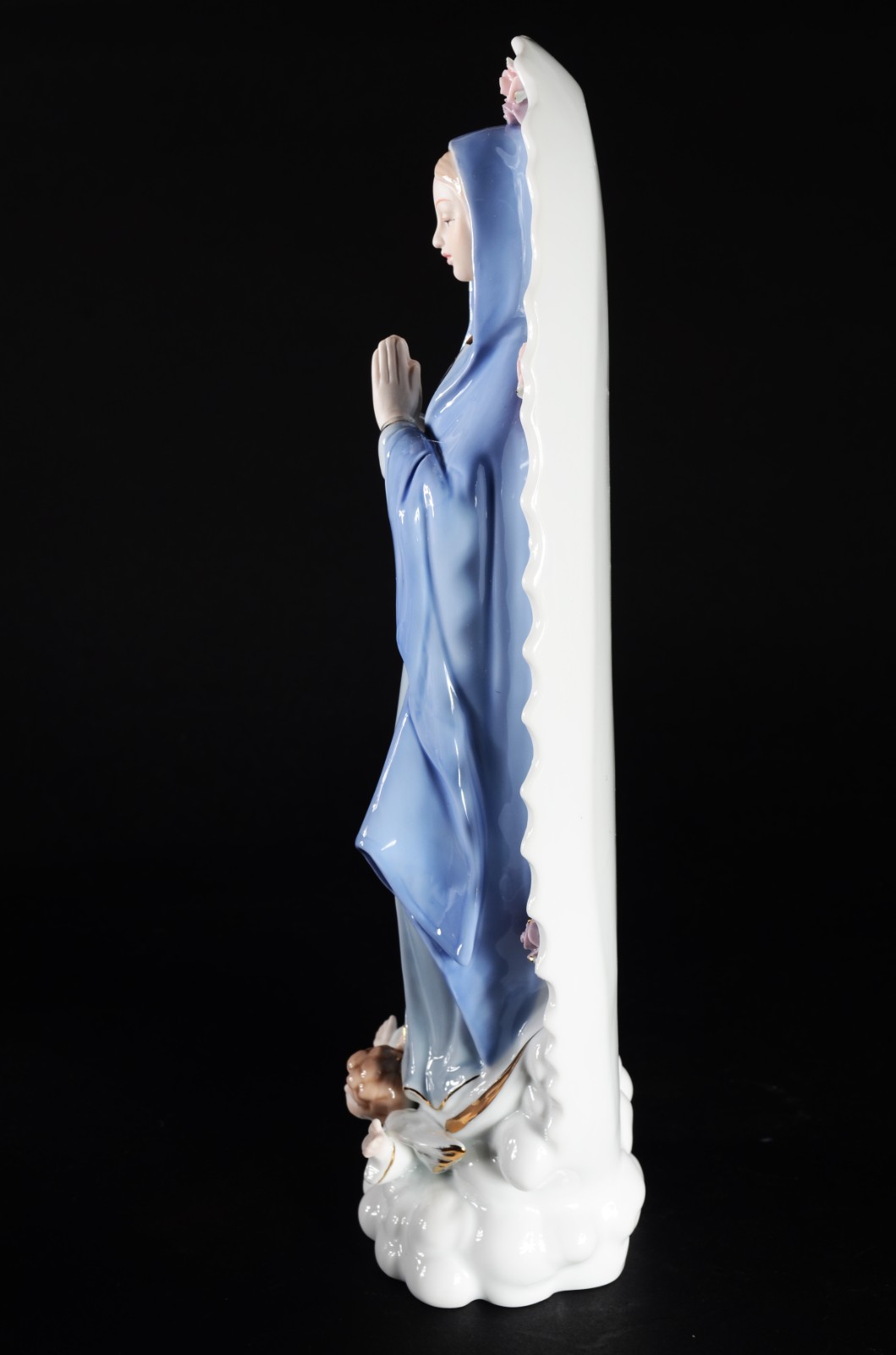 Estatueta de porcelana policromada representando Nossa Senhora com... - foto 4 de 7