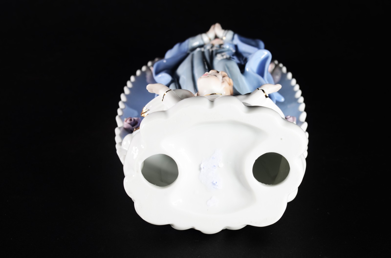 Estatueta de porcelana policromada representando Nossa Senhora com... - foto 7 de 7