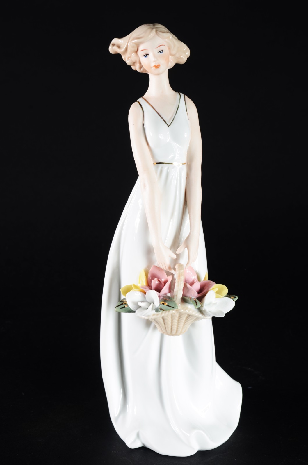 Estatueta de porcelana policromada representando mulher com cesto de... - foto 1 de 7