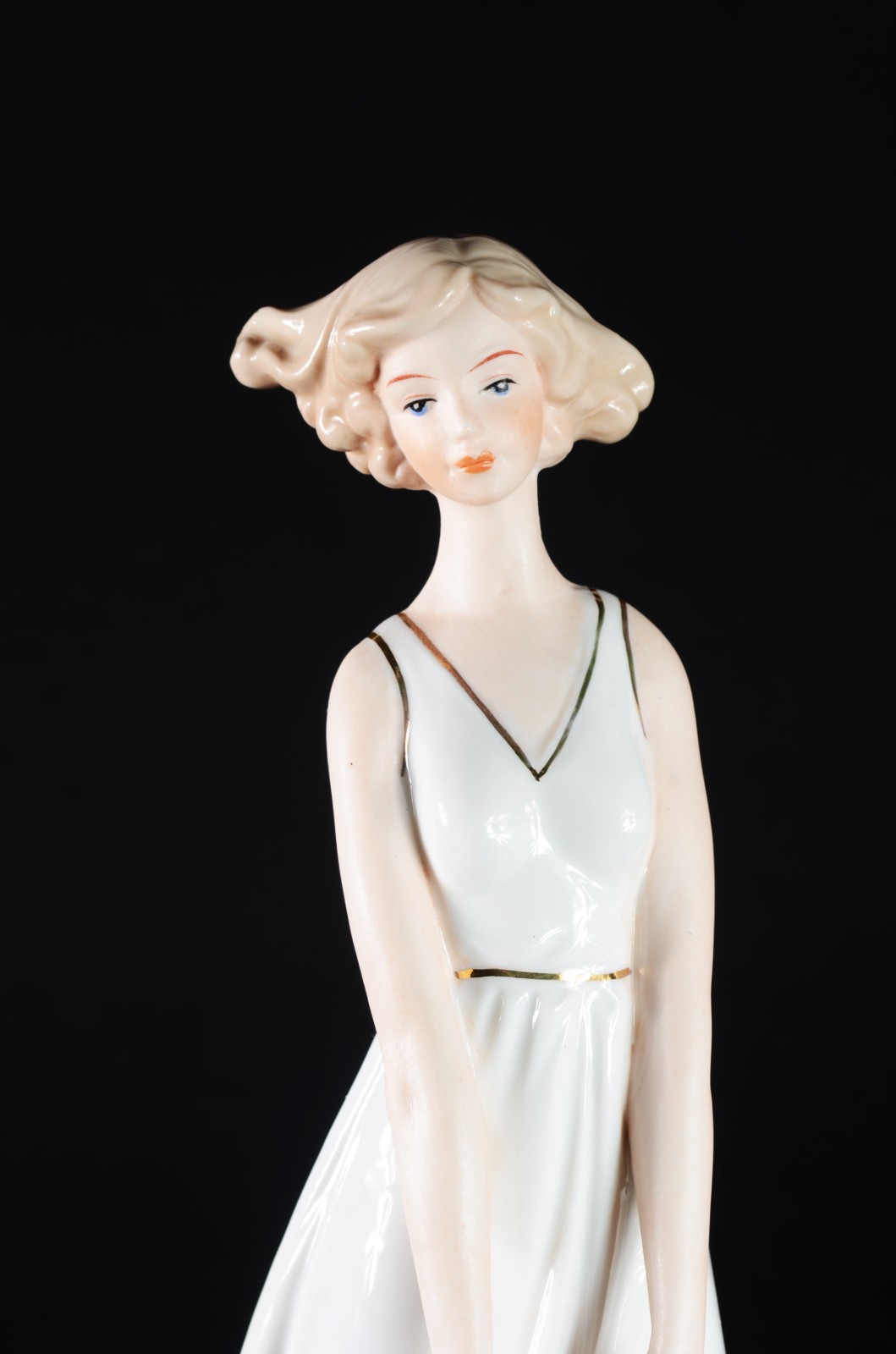 Estatueta de porcelana policromada representando mulher com cesto de... - foto 2 de 7