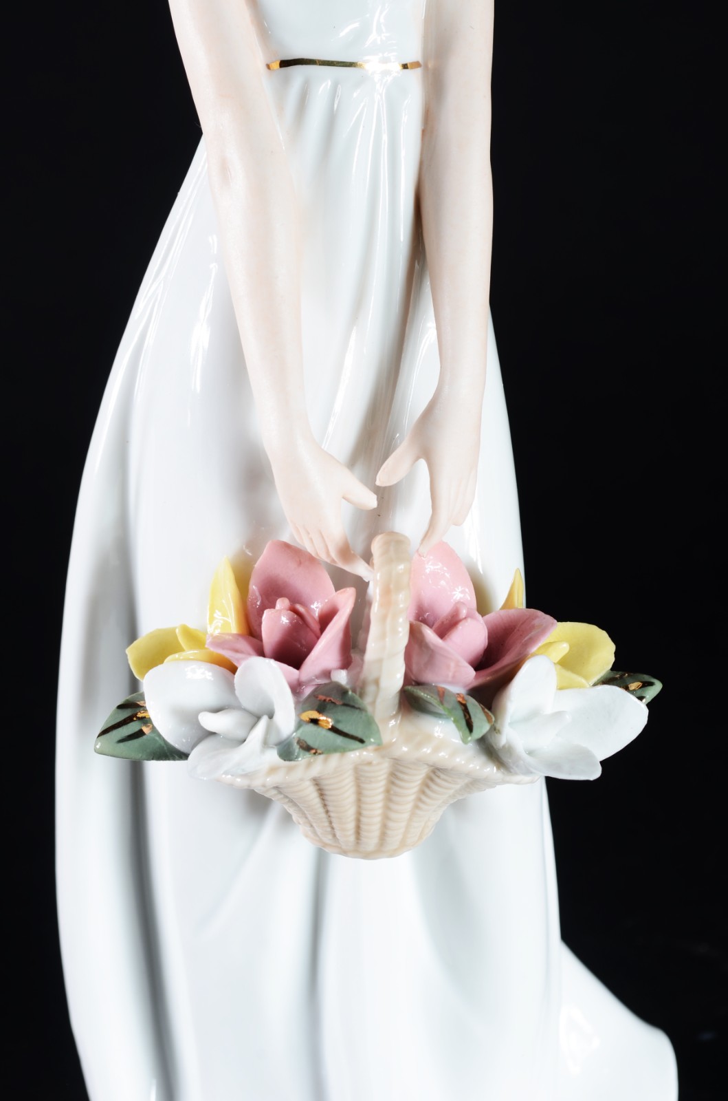 Estatueta de porcelana policromada representando mulher com cesto de... - foto 3 de 7
