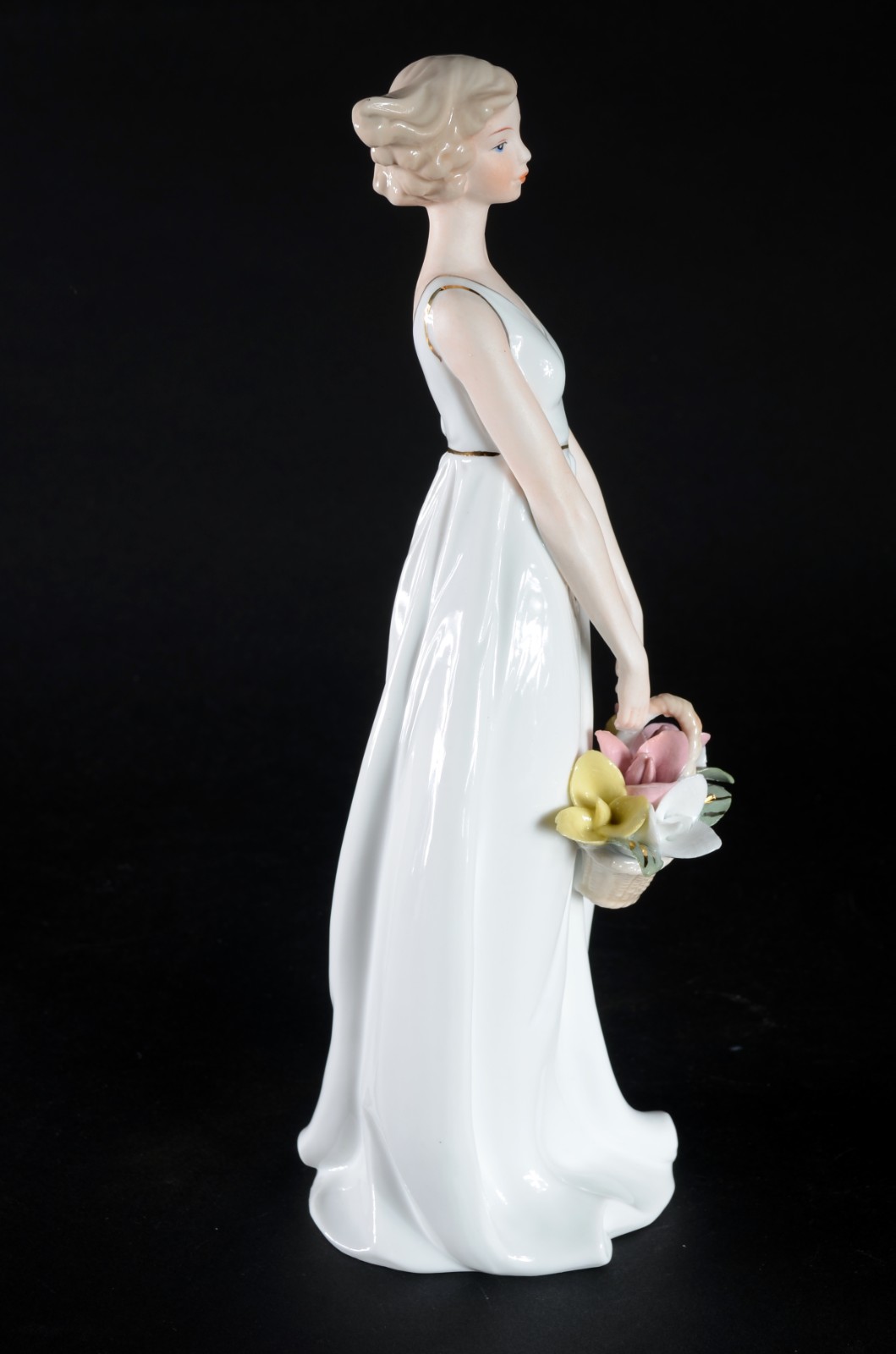 Estatueta de porcelana policromada representando mulher com cesto de... - foto 5 de 7
