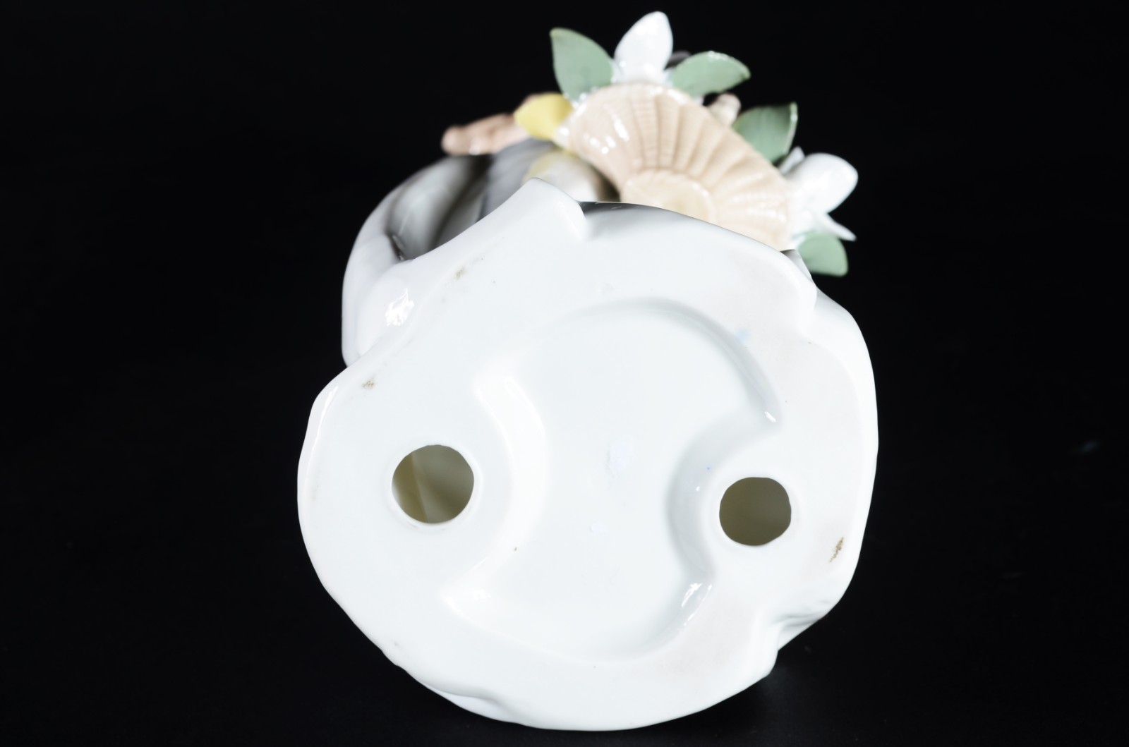 Estatueta de porcelana policromada representando mulher com cesto de... - foto 6 de 7