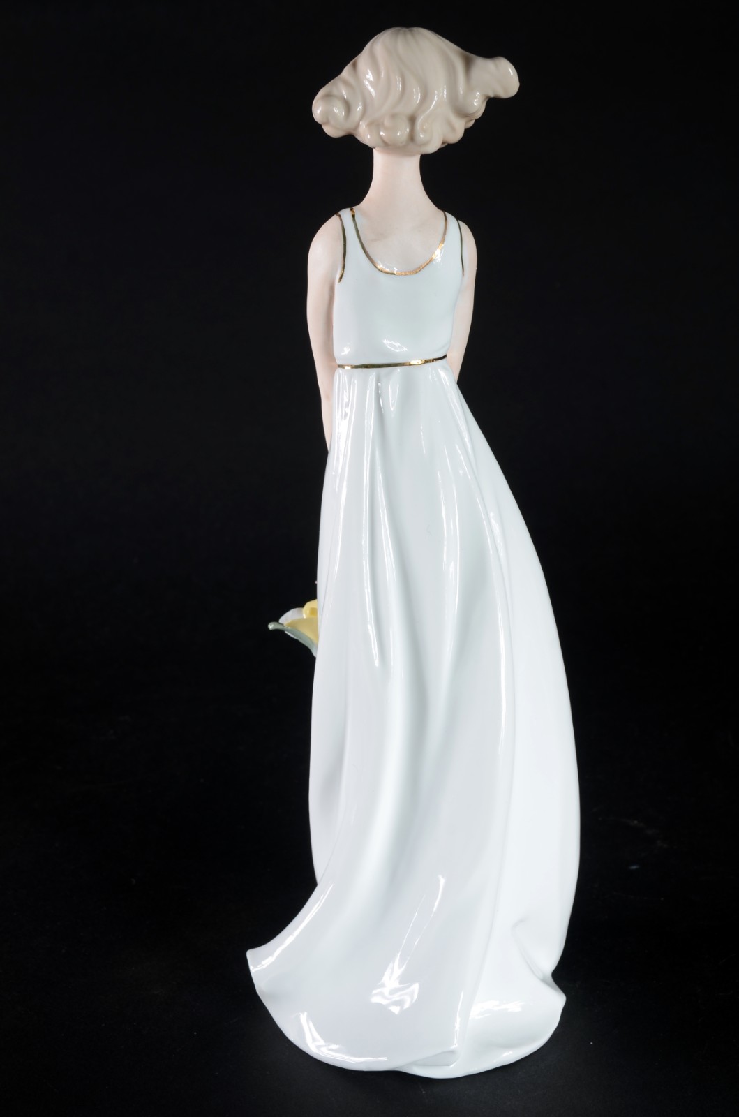 Estatueta de porcelana policromada representando mulher com cesto de... - foto 7 de 7