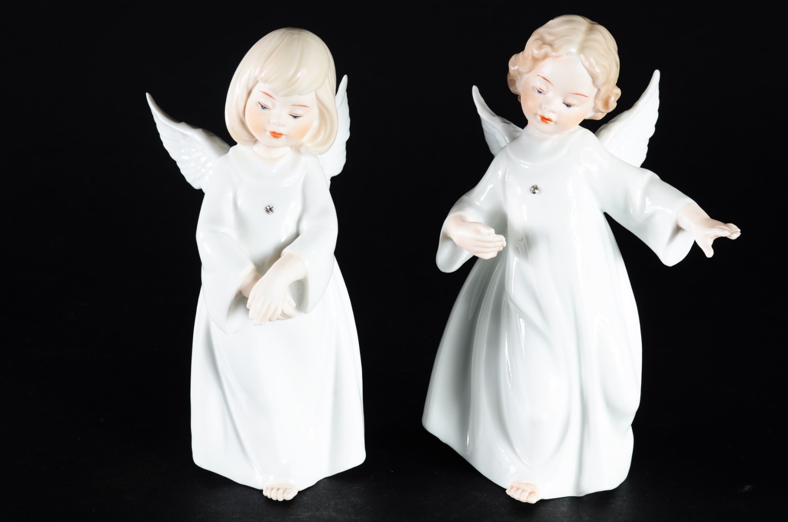 Duas estatuetas de porcelana policromada representando anjos. - foto 1 de 6
