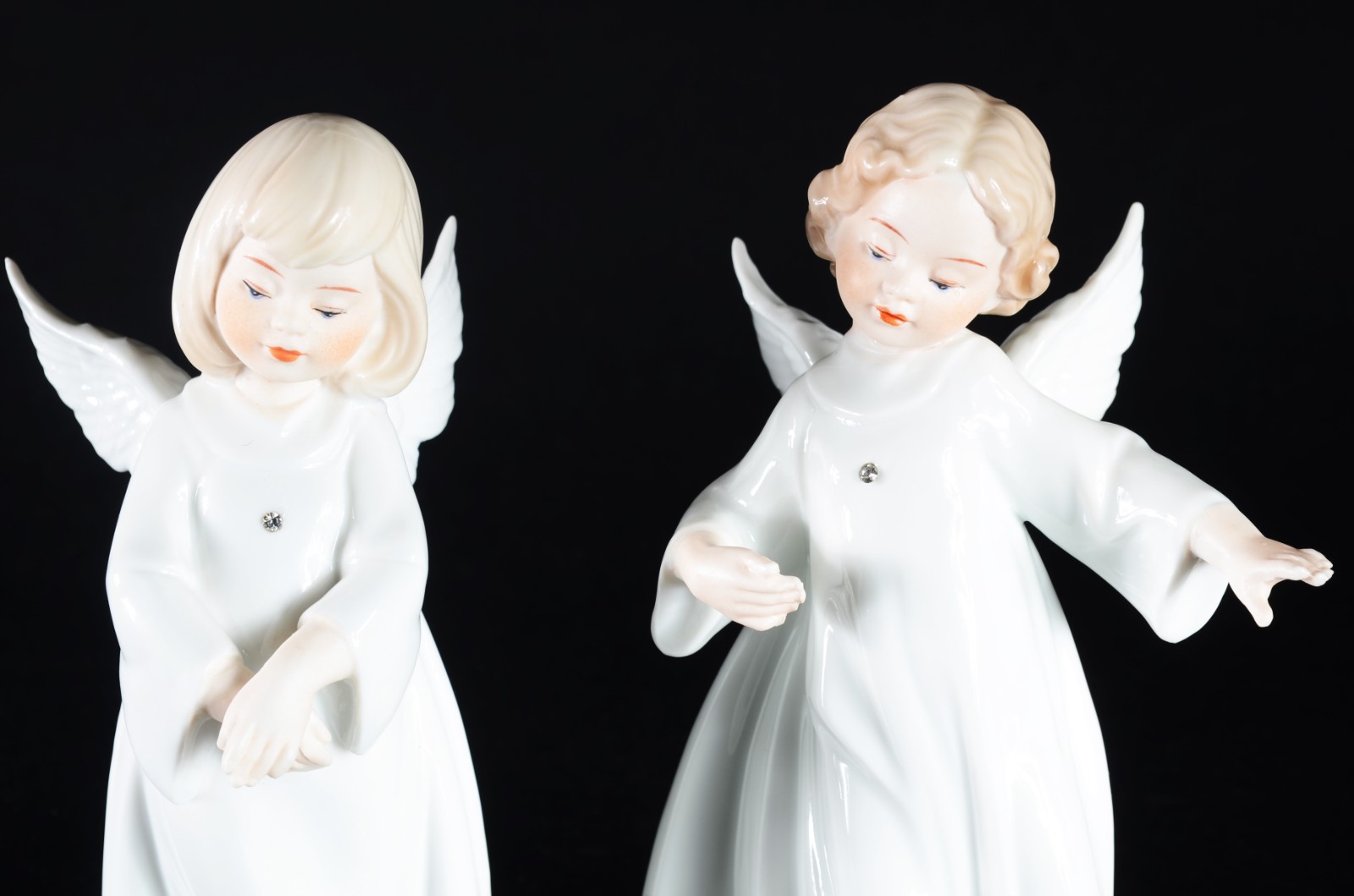 Duas estatuetas de porcelana policromada representando anjos. - foto 2 de 6