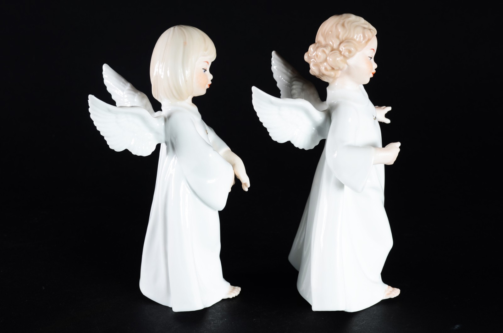 Duas estatuetas de porcelana policromada representando anjos. - foto 4 de 6