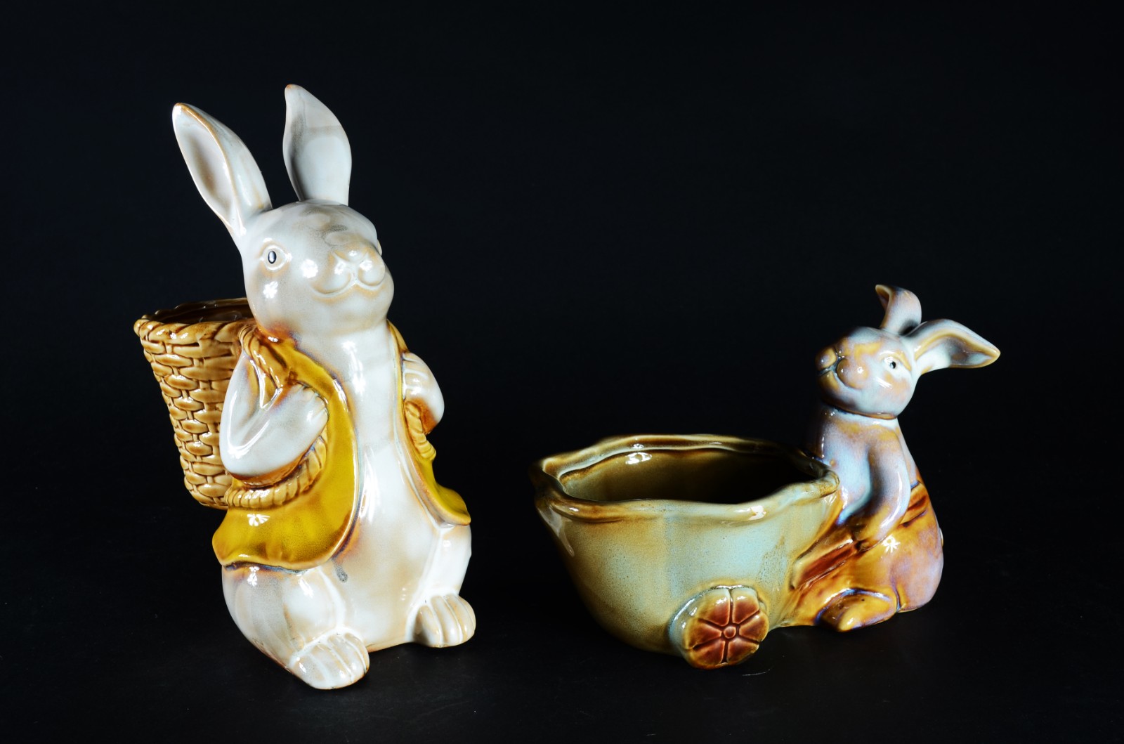 Dois estatuetas de porcelana policromada representando coelhos. - foto 1 de 6