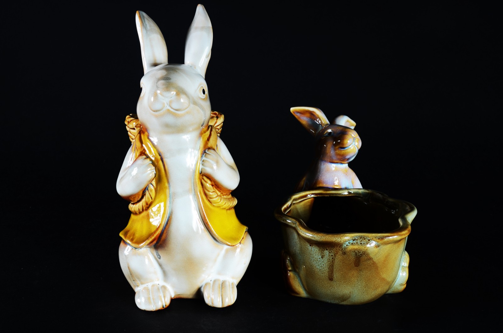 Dois estatuetas de porcelana policromada representando coelhos. - foto 2 de 6
