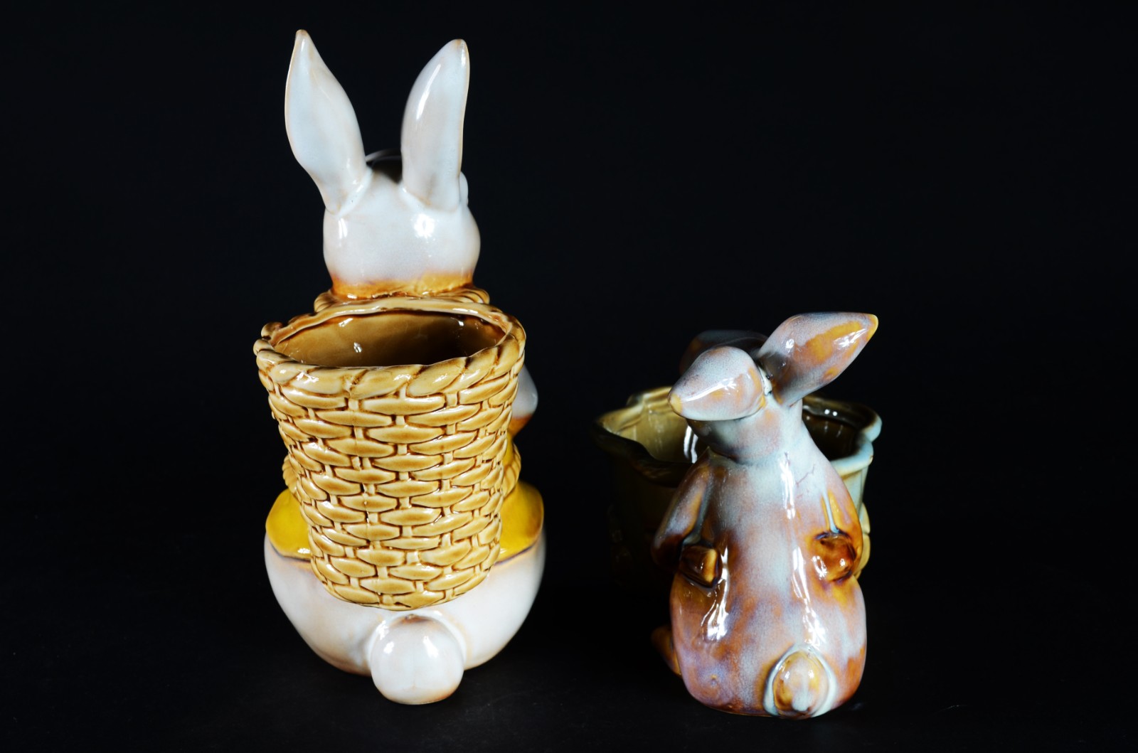 Dois estatuetas de porcelana policromada representando coelhos. - foto 3 de 6