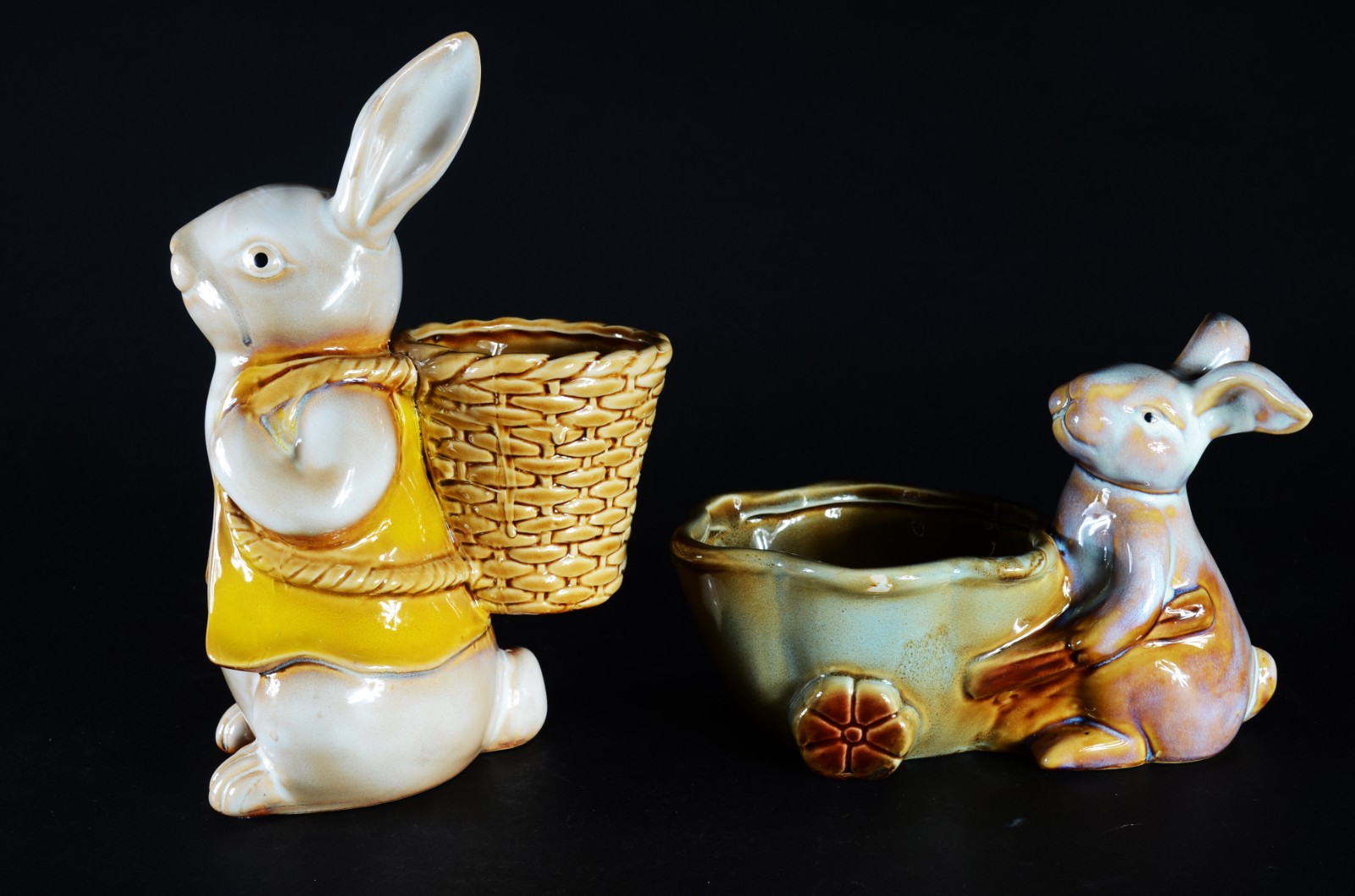Dois estatuetas de porcelana policromada representando coelhos. - foto 4 de 6
