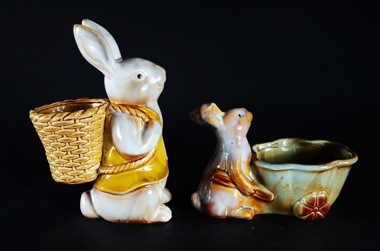 Dois estatuetas de porcelana policromada representando coelhos. - foto 5 de 6