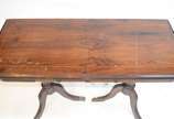 Mesa/aparador console de madeira nobre, duas ga... - Mesa/aparador console de madeira nobre, duas gavetas, tampo dobrável,  base em duplo balaústre canelado terminando em três pernas recurvas cada,...