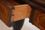 Mesa/aparador console de madeira nobre, duas ga... - Mesa/aparador console de madeira nobre, duas gavetas, tampo dobrável,  base em duplo balaústre canelado terminando em três pernas recurvas cada,...