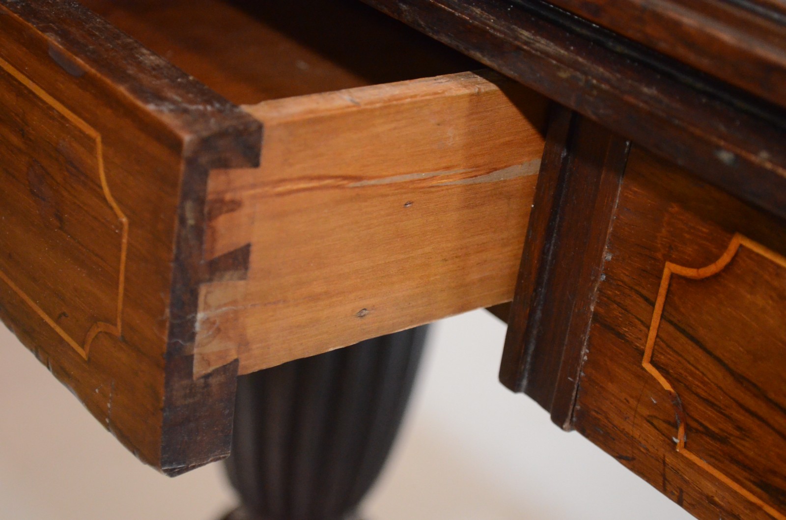 Mesa/aparador console de madeira nobre, duas gavetas, tampo dobrável... - foto 5 de 11