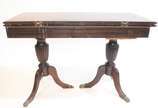 Mesa/aparador console de madeira nobre, duas ga... - Mesa/aparador console de madeira nobre, duas gavetas, tampo dobrável,  base em duplo balaústre canelado terminando em três pernas recurvas cada,...