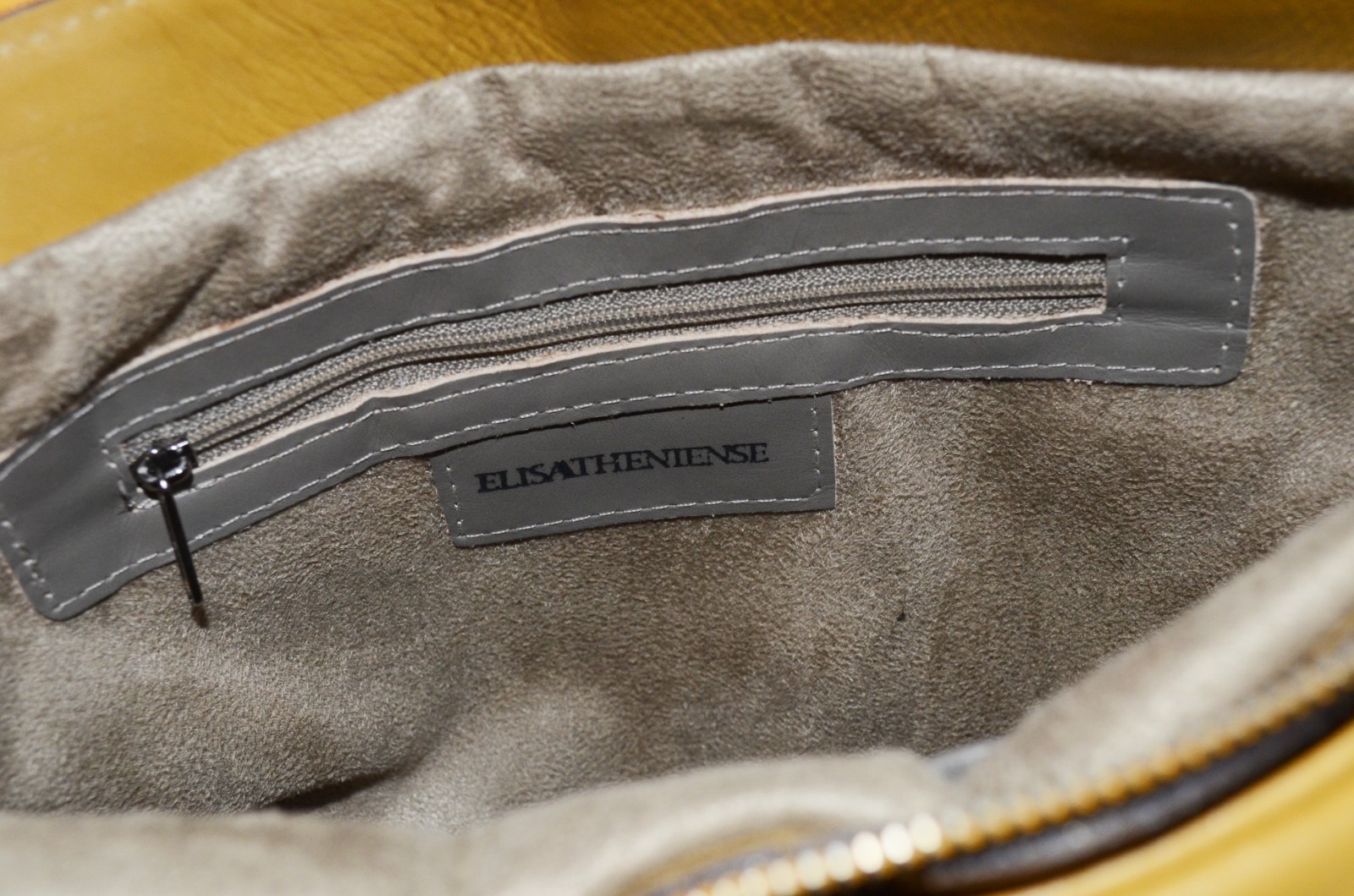 Bolsa feminina na cor mostarda da marca Elisa Atheniense. - foto 3 de 5