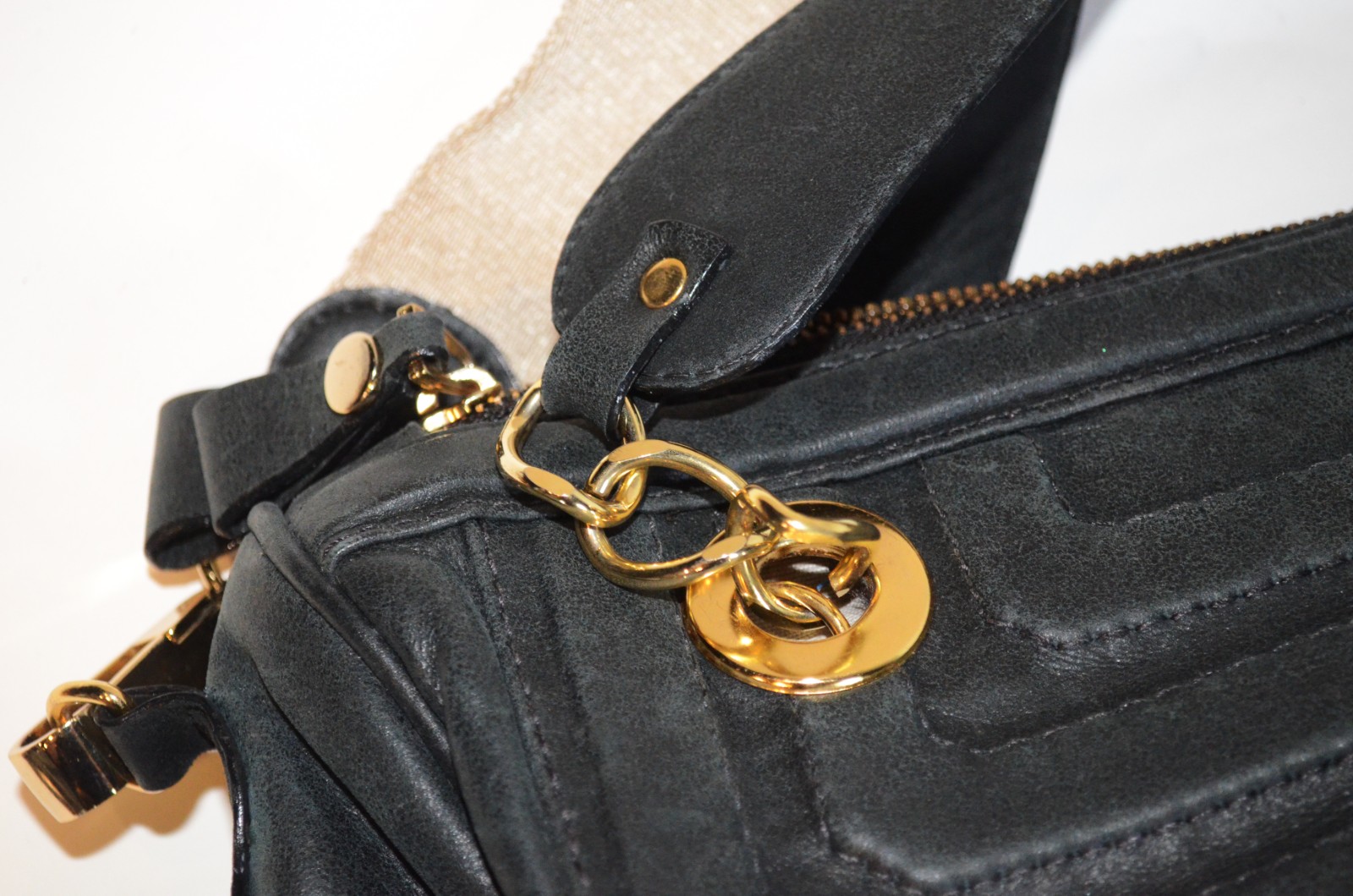 Bolsa feminina, marca Fezzuti na cor azul marinho. - foto 2 de 5