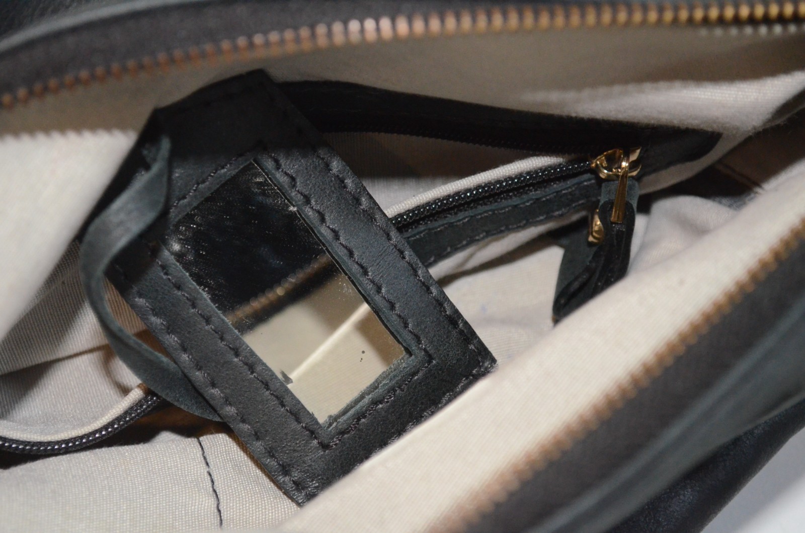 Bolsa feminina, marca Fezzuti na cor azul marinho. - foto 4 de 5